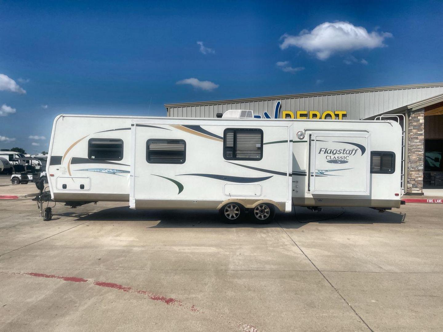 2012 FLAGSTAFF 831BHDS - (4X4TFLG20C1) , Length: 34.25 ft. | Dry Weight: 6,974 lbs. | Gross Weight: 8,650 lbs. | Slides: 2 transmission, located at 4319 N Main St, Cleburne, TX, 76033, (817) 678-5133, 32.385960, -97.391212 - Photo#23