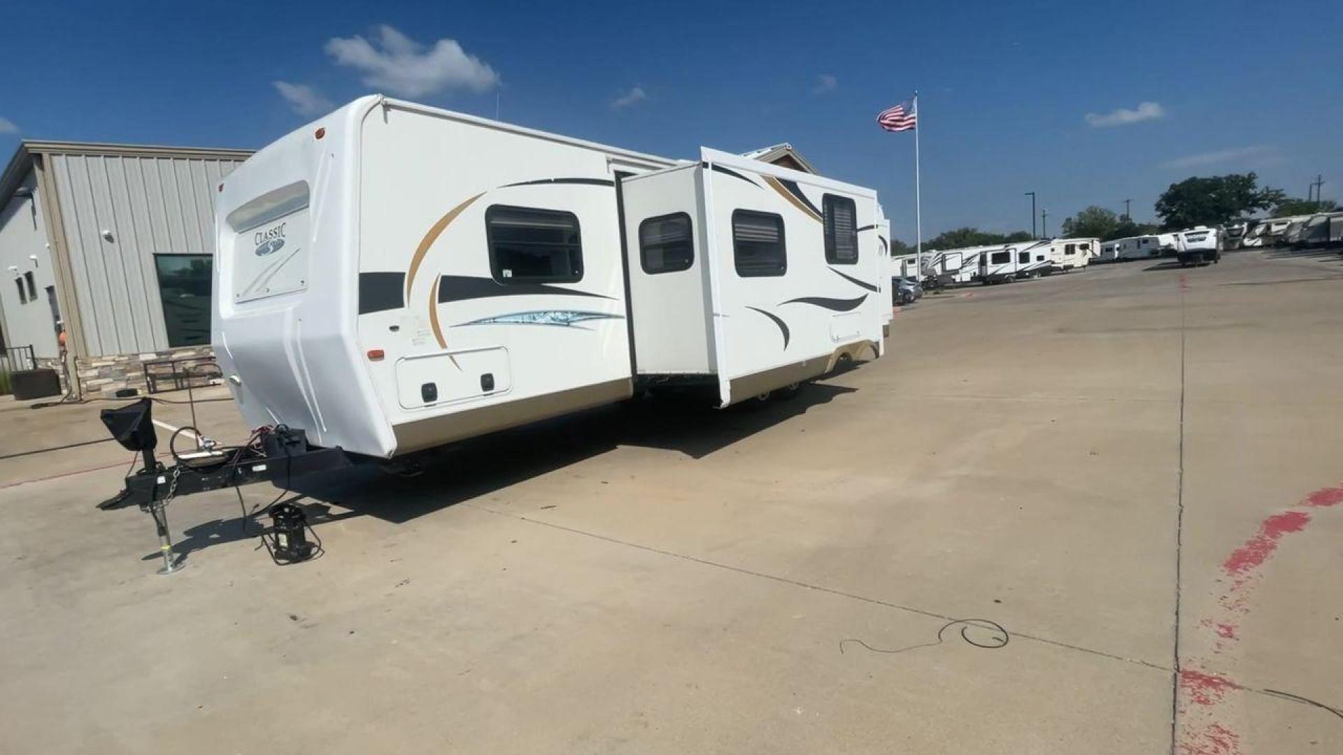 2012 FLAGSTAFF 831BHDS - (4X4TFLG20C1) , Length: 34.25 ft. | Dry Weight: 6,974 lbs. | Gross Weight: 8,650 lbs. | Slides: 2 transmission, located at 4319 N Main St, Cleburne, TX, 76033, (817) 678-5133, 32.385960, -97.391212 - Photo#5