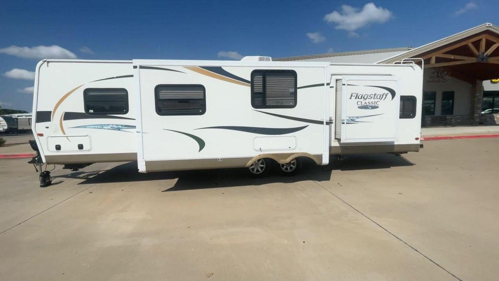 2012 FLAGSTAFF 831BHDS - (4X4TFLG20C1) , Length: 34.25 ft. | Dry Weight: 6,974 lbs. | Gross Weight: 8,650 lbs. | Slides: 2 transmission, located at 4319 N Main St, Cleburne, TX, 76033, (817) 678-5133, 32.385960, -97.391212 - Photo#6