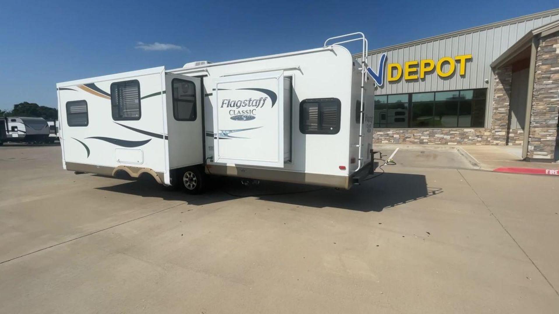 2012 FLAGSTAFF 831BHDS - (4X4TFLG20C1) , Length: 34.25 ft. | Dry Weight: 6,974 lbs. | Gross Weight: 8,650 lbs. | Slides: 2 transmission, located at 4319 N Main St, Cleburne, TX, 76033, (817) 678-5133, 32.385960, -97.391212 - Photo#7