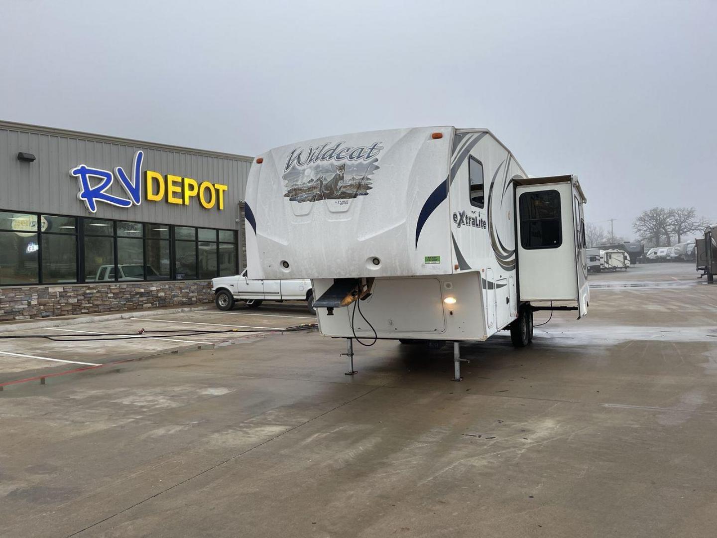 2012 WHITE FOREST RIVER WILDCAT F271RLX (4X4FWCD27CT) , Length: 29.42 ft. | Dry Weight: 7,414 lbs. | Gross Weight: 11,240 lbs. | Slides: 1 transmission, located at 4319 N Main St, Cleburne, TX, 76033, (817) 678-5133, 32.385960, -97.391212 - Photo#0