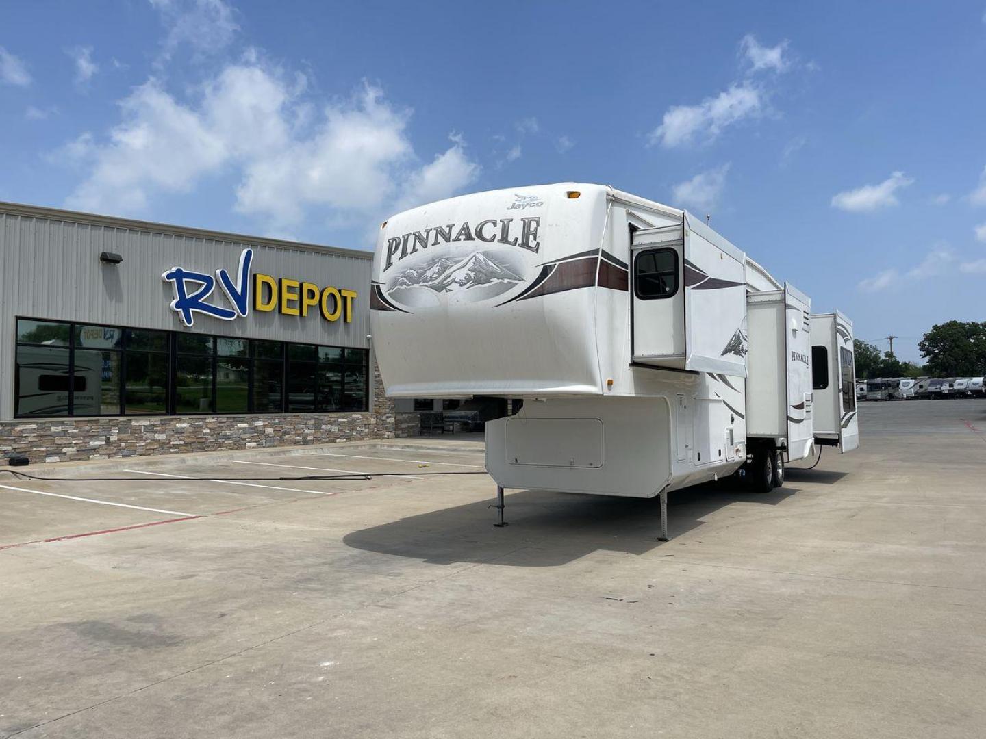 2012 WHITE JAYCO PINNACLE 36REQS - (1UJCJ0BU5C1) , located at 4319 N Main St, Cleburne, TX, 76033, (817) 678-5133, 32.385960, -97.391212 - Photo#0