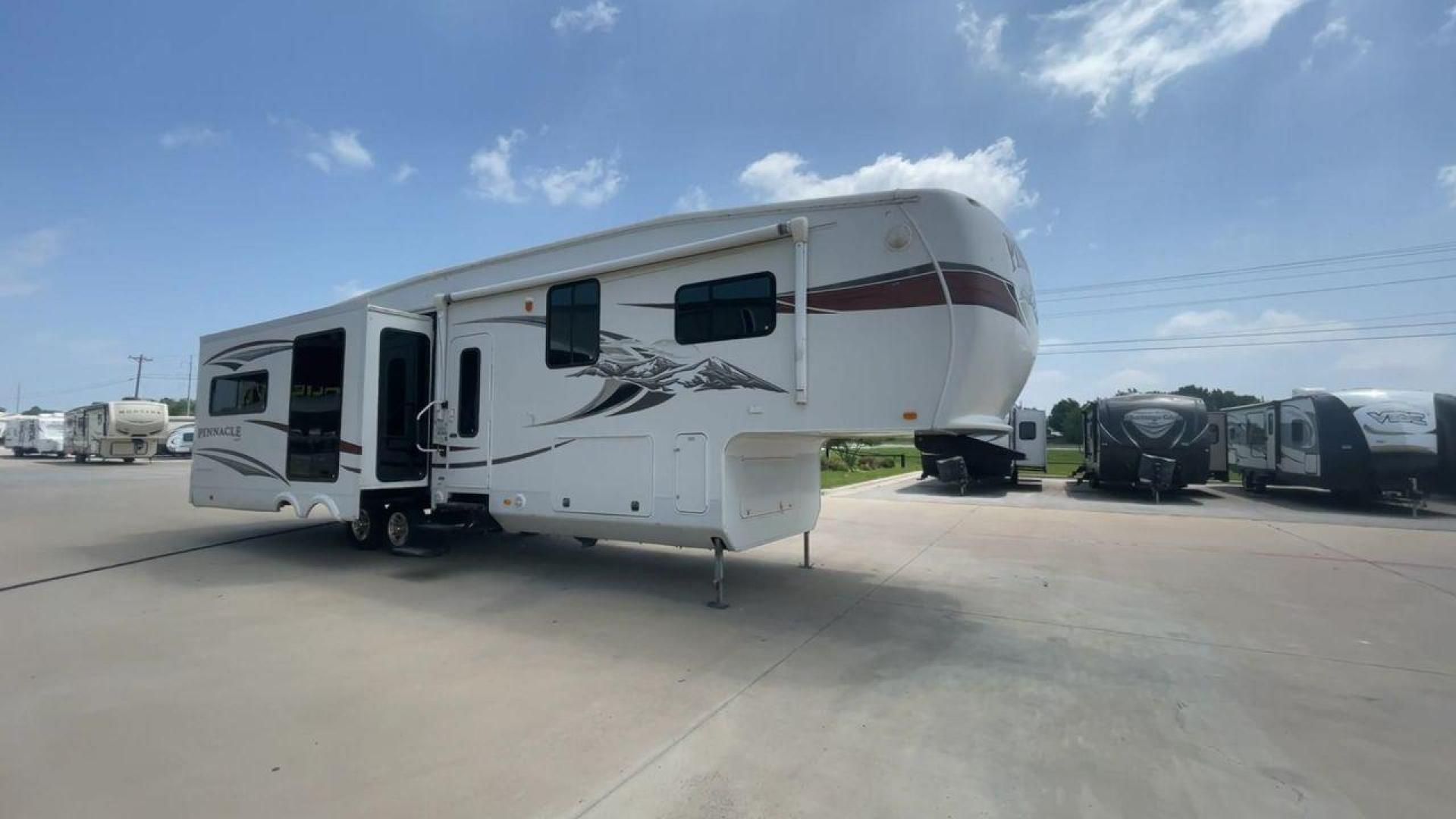 2012 WHITE JAYCO PINNACLE 36REQS - (1UJCJ0BU5C1) , located at 4319 N Main St, Cleburne, TX, 76033, (817) 678-5133, 32.385960, -97.391212 - Photo#3