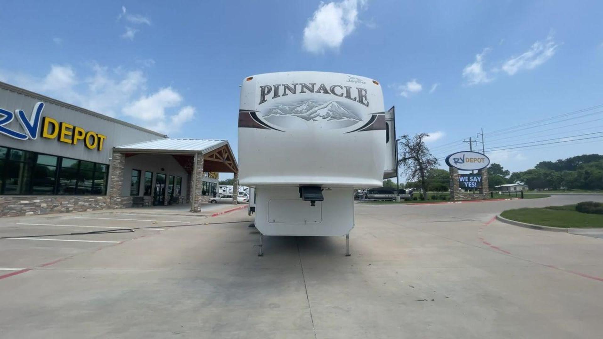 2012 WHITE JAYCO PINNACLE 36REQS - (1UJCJ0BU5C1) , located at 4319 N Main St, Cleburne, TX, 76033, (817) 678-5133, 32.385960, -97.391212 - Photo#4