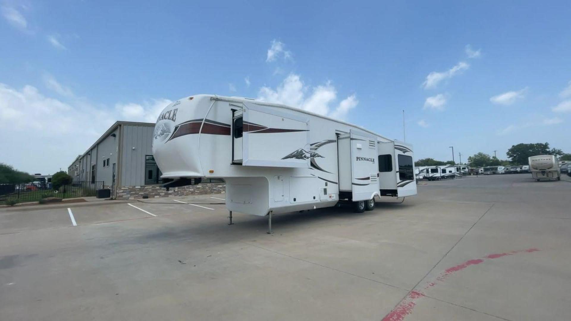 2012 WHITE JAYCO PINNACLE 36REQS - (1UJCJ0BU5C1) , located at 4319 N Main St, Cleburne, TX, 76033, (817) 678-5133, 32.385960, -97.391212 - Photo#5