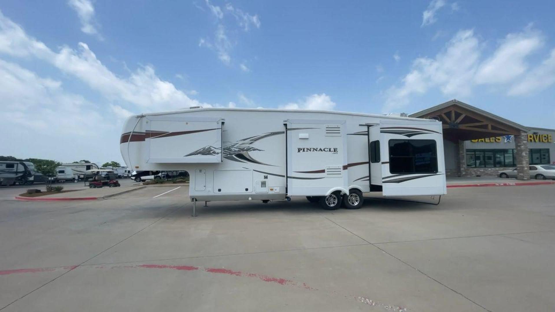 2012 WHITE JAYCO PINNACLE 36REQS - (1UJCJ0BU5C1) , located at 4319 N Main St, Cleburne, TX, 76033, (817) 678-5133, 32.385960, -97.391212 - Photo#6