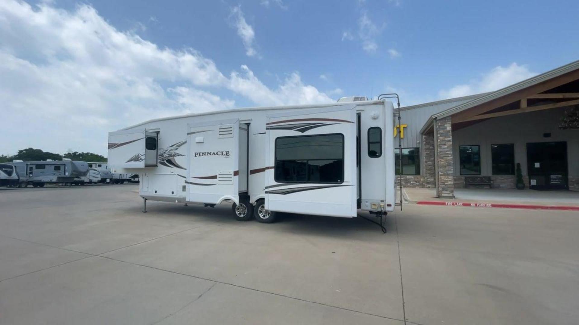 2012 WHITE JAYCO PINNACLE 36REQS - (1UJCJ0BU5C1) , located at 4319 N Main St, Cleburne, TX, 76033, (817) 678-5133, 32.385960, -97.391212 - Photo#7