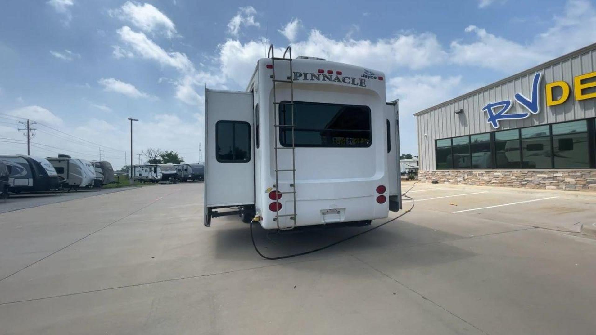 2012 WHITE JAYCO PINNACLE 36REQS - (1UJCJ0BU5C1) , located at 4319 N Main St, Cleburne, TX, 76033, (817) 678-5133, 32.385960, -97.391212 - Photo#8