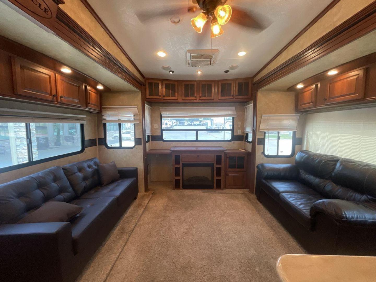 2012 WHITE JAYCO PINNACLE 36REQS - (1UJCJ0BU5C1) , located at 4319 N Main St, Cleburne, TX, 76033, (817) 678-5133, 32.385960, -97.391212 - Photo#11