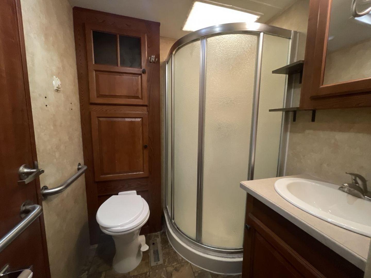 2012 WHITE JAYCO PINNACLE 36REQS - (1UJCJ0BU5C1) , located at 4319 N Main St, Cleburne, TX, 76033, (817) 678-5133, 32.385960, -97.391212 - Photo#15