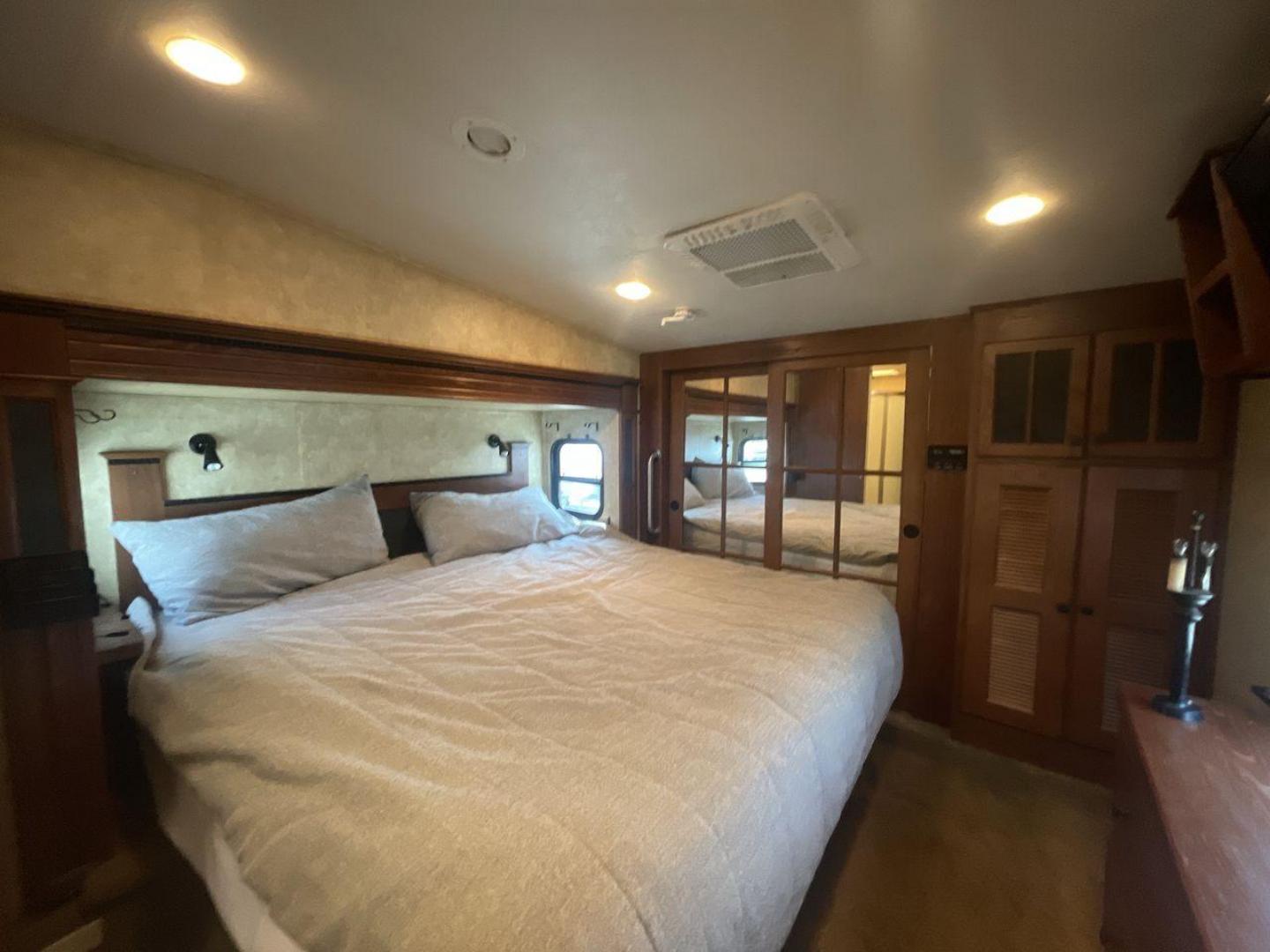 2012 WHITE JAYCO PINNACLE 36REQS - (1UJCJ0BU5C1) , located at 4319 N Main St, Cleburne, TX, 76033, (817) 678-5133, 32.385960, -97.391212 - Photo#17