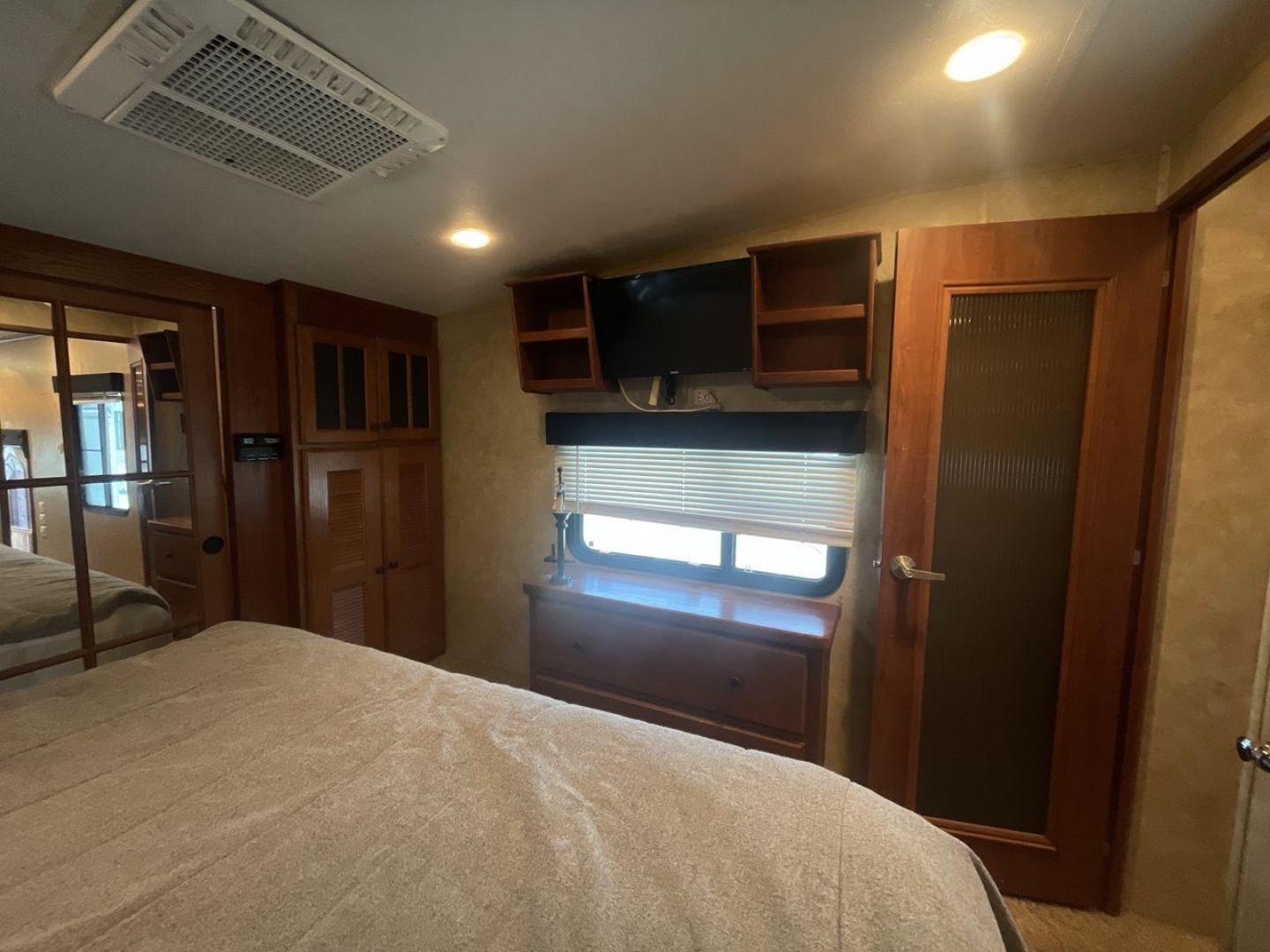 2012 WHITE JAYCO PINNACLE 36REQS - (1UJCJ0BU5C1) , located at 4319 N Main St, Cleburne, TX, 76033, (817) 678-5133, 32.385960, -97.391212 - Photo#18