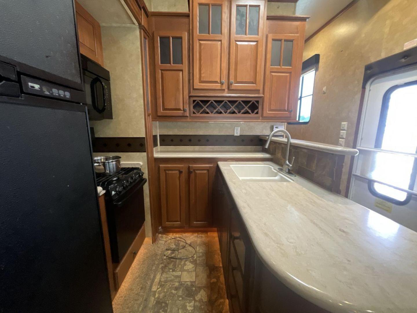 2012 WHITE JAYCO PINNACLE 36REQS - (1UJCJ0BU5C1) , located at 4319 N Main St, Cleburne, TX, 76033, (817) 678-5133, 32.385960, -97.391212 - Photo#19