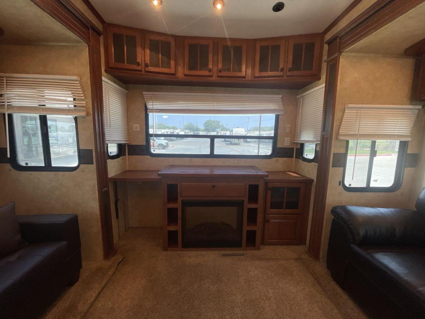 2012 WHITE JAYCO PINNACLE 36REQS - (1UJCJ0BU5C1) , located at 4319 N Main St, Cleburne, TX, 76033, (817) 678-5133, 32.385960, -97.391212 - Photo#20