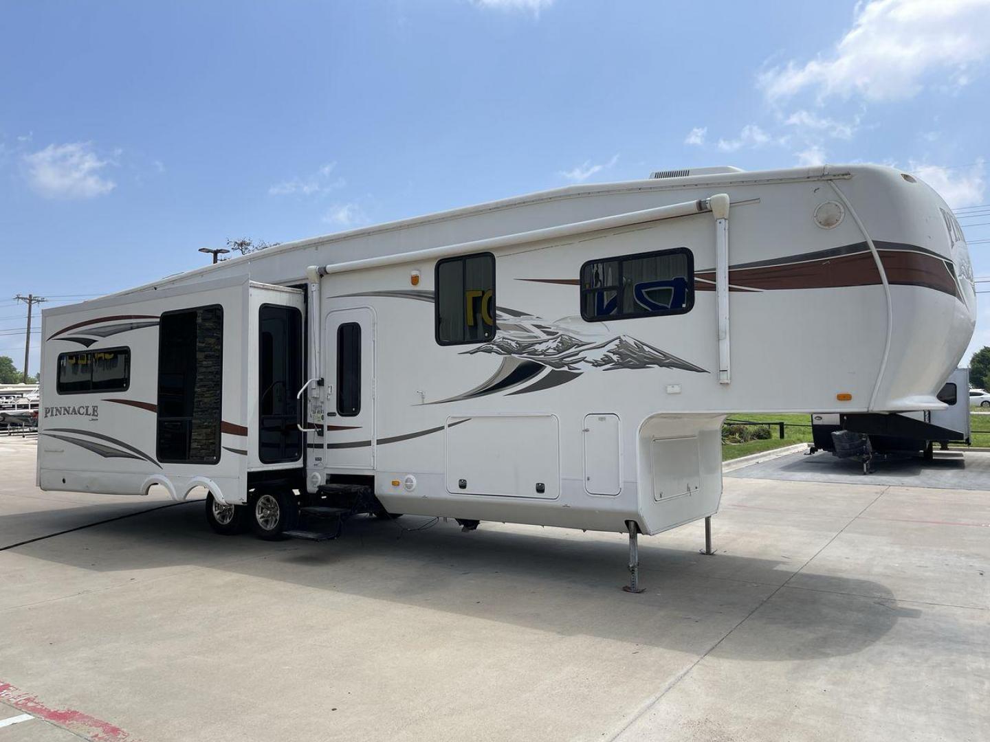 2012 WHITE JAYCO PINNACLE 36REQS - (1UJCJ0BU5C1) , located at 4319 N Main St, Cleburne, TX, 76033, (817) 678-5133, 32.385960, -97.391212 - Photo#23