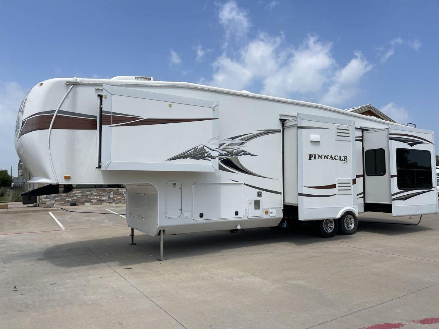 2012 WHITE JAYCO PINNACLE 36REQS - (1UJCJ0BU5C1) , located at 4319 N Main St, Cleburne, TX, 76033, (817) 678-5133, 32.385960, -97.391212 - Photo#24