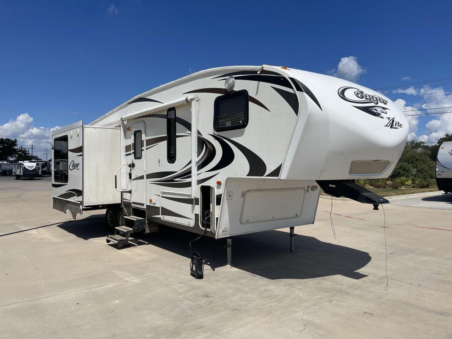 2012 BROWN KEYSTONE COUGAR 28SGS (4YDF28S25C2) , Length: 30.83 ft. | Dry Weight: 7,574 lbs. | Gross Weight: 10,000 lbs.| Slides: 3 transmission, located at 4319 N Main St, Cleburne, TX, 76033, (817) 678-5133, 32.385960, -97.391212 - The 2012 Cougar 28SGS is a spacious fifth wheel that offers both comfort and style for your travel adventures. At 30.83 feet in length, this trailer features a dry weight of 7,574 lbs. and a gross weight of 10,000 lbs., making it a versatile option for towing with various vehicles. The Cougar is equ - Photo#21