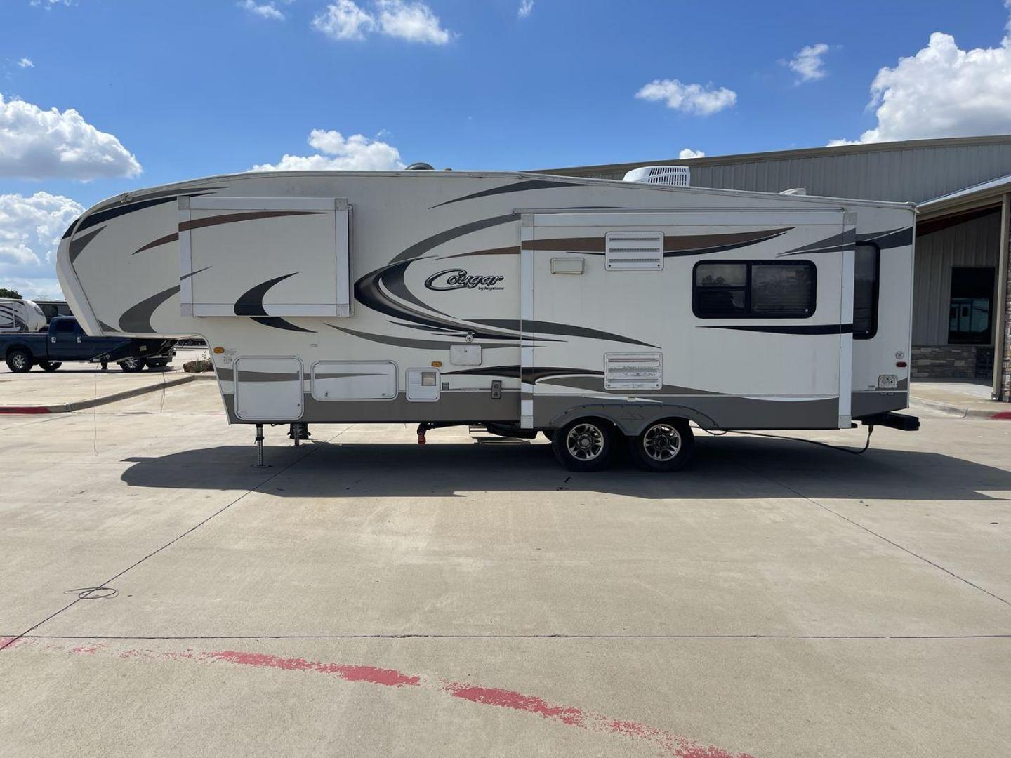 2012 BROWN KEYSTONE COUGAR 28SGS (4YDF28S25C2) , Length: 30.83 ft. | Dry Weight: 7,574 lbs. | Gross Weight: 10,000 lbs.| Slides: 3 transmission, located at 4319 N Main St, Cleburne, TX, 76033, (817) 678-5133, 32.385960, -97.391212 - The 2012 Cougar 28SGS is a spacious fifth wheel that offers both comfort and style for your travel adventures. At 30.83 feet in length, this trailer features a dry weight of 7,574 lbs. and a gross weight of 10,000 lbs., making it a versatile option for towing with various vehicles. The Cougar is equ - Photo#22