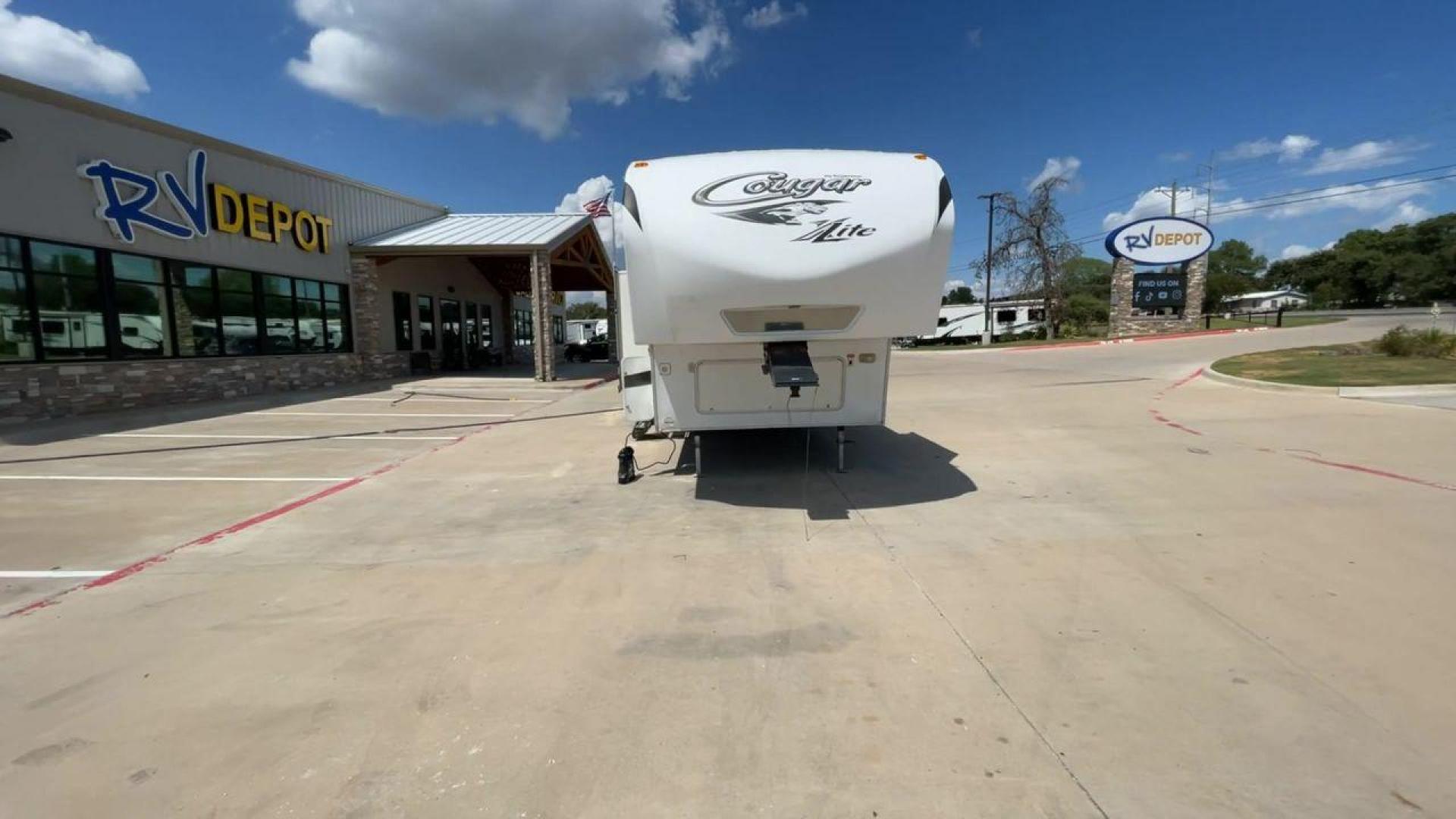 2012 BROWN KEYSTONE COUGAR 28SGS (4YDF28S25C2) , Length: 30.83 ft. | Dry Weight: 7,574 lbs. | Gross Weight: 10,000 lbs.| Slides: 3 transmission, located at 4319 N Main St, Cleburne, TX, 76033, (817) 678-5133, 32.385960, -97.391212 - The 2012 Cougar 28SGS is a spacious fifth wheel that offers both comfort and style for your travel adventures. At 30.83 feet in length, this trailer features a dry weight of 7,574 lbs. and a gross weight of 10,000 lbs., making it a versatile option for towing with various vehicles. The Cougar is equ - Photo#4