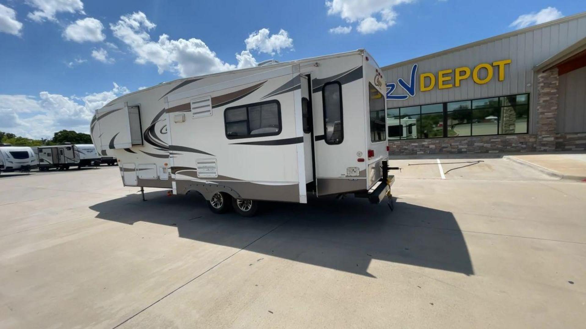 2012 BROWN KEYSTONE COUGAR 28SGS (4YDF28S25C2) , Length: 30.83 ft. | Dry Weight: 7,574 lbs. | Gross Weight: 10,000 lbs.| Slides: 3 transmission, located at 4319 N Main St, Cleburne, TX, 76033, (817) 678-5133, 32.385960, -97.391212 - The 2012 Cougar 28SGS is a spacious fifth wheel that offers both comfort and style for your travel adventures. At 30.83 feet in length, this trailer features a dry weight of 7,574 lbs. and a gross weight of 10,000 lbs., making it a versatile option for towing with various vehicles. The Cougar is equ - Photo#7