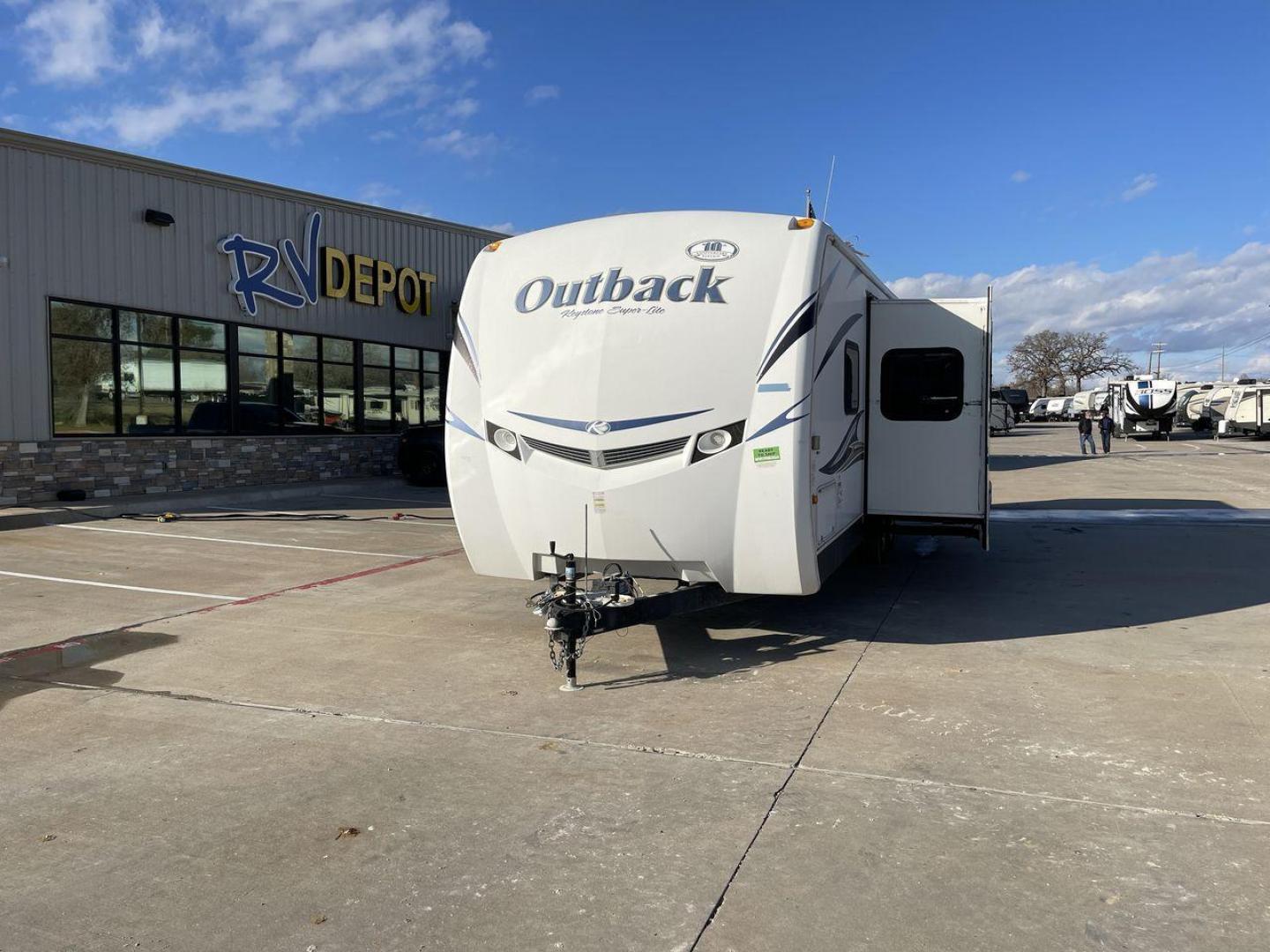 2012 WHITE KEYSTONE OUTBACK 292BH (4YDT29225CB) , Length: 32.75 | Dry Weight: 6,559 lbs. | Gross Weight: 8,200 lbs. | Slides: 1 transmission, located at 4319 N Main St, Cleburne, TX, 76033, (817) 678-5133, 32.385960, -97.391212 - The 2012 Keystone Outback 292BH is a versatile and well-equipped travel trailer perfect for enjoyable family adventures. This model offers a great balance between spaciousness and towability, with a length of 32.75 feet and a dry weight of 6,559 pounds. With a single slide, the Outback 292BH provide - Photo#0