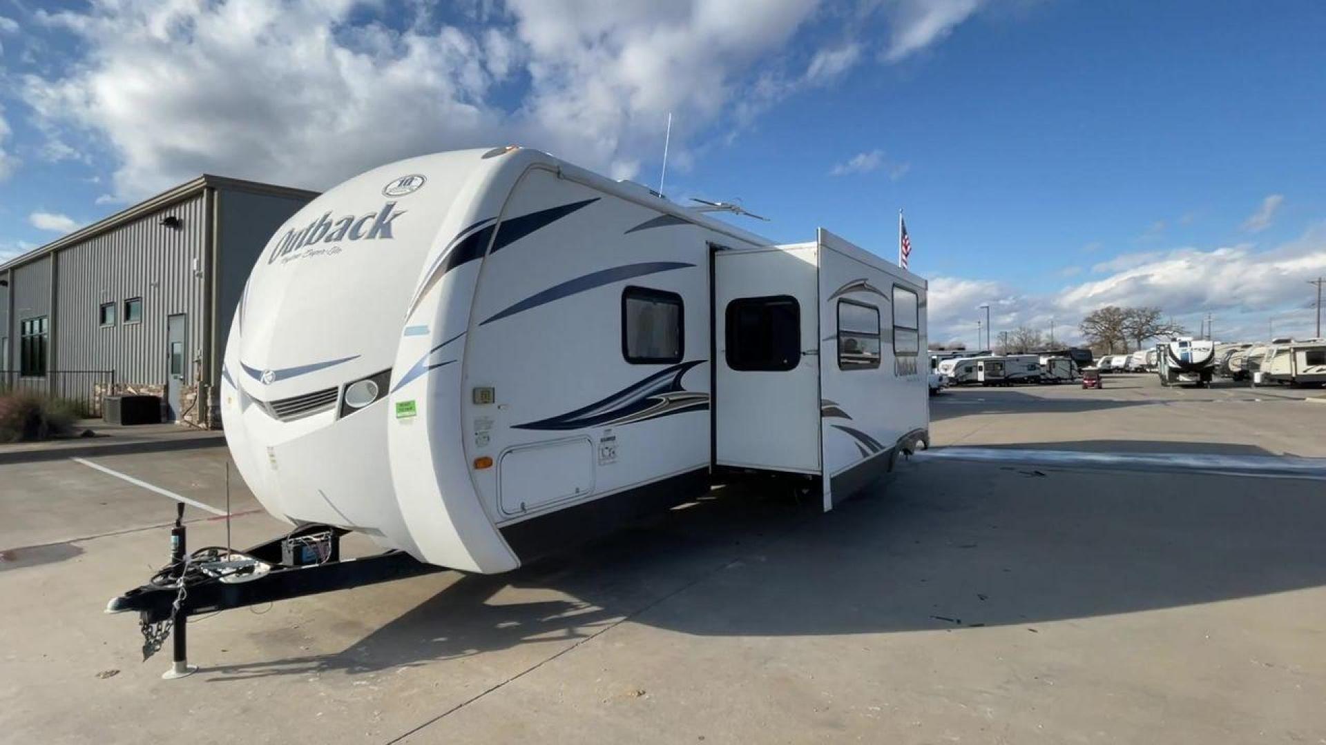 2012 WHITE KEYSTONE OUTBACK 292BH (4YDT29225CB) , Length: 32.75 | Dry Weight: 6,559 lbs. | Gross Weight: 8,200 lbs. | Slides: 1 transmission, located at 4319 N Main St, Cleburne, TX, 76033, (817) 678-5133, 32.385960, -97.391212 - The 2012 Keystone Outback 292BH is a versatile and well-equipped travel trailer perfect for enjoyable family adventures. This model offers a great balance between spaciousness and towability, with a length of 32.75 feet and a dry weight of 6,559 pounds. With a single slide, the Outback 292BH provide - Photo#5