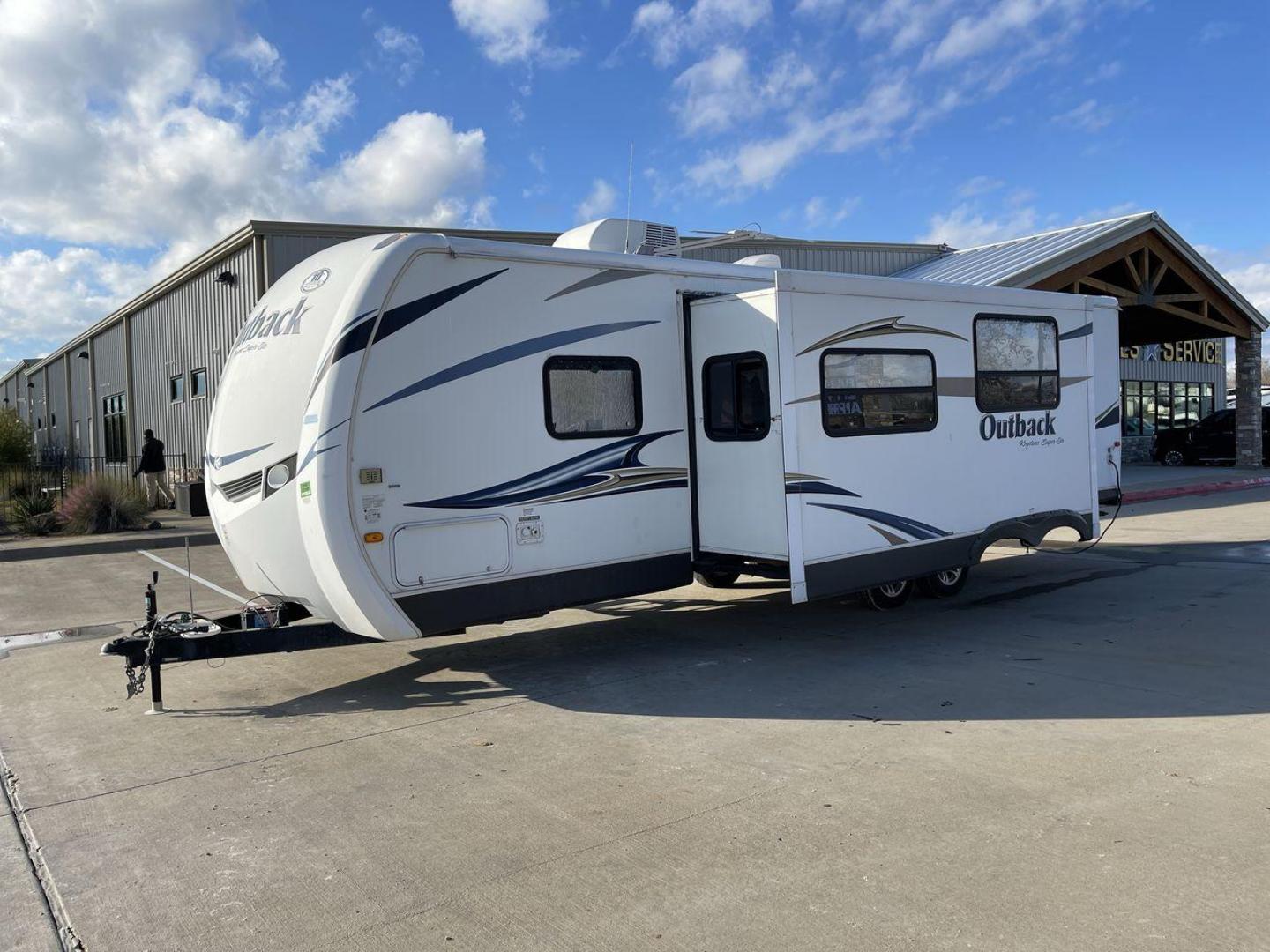 2012 WHITE KEYSTONE OUTBACK 292BH (4YDT29225CB) , Length: 32.75 | Dry Weight: 6,559 lbs. | Gross Weight: 8,200 lbs. | Slides: 1 transmission, located at 4319 N Main St, Cleburne, TX, 76033, (817) 678-5133, 32.385960, -97.391212 - The 2012 Keystone Outback 292BH is a versatile and well-equipped travel trailer perfect for enjoyable family adventures. This model offers a great balance between spaciousness and towability, with a length of 32.75 feet and a dry weight of 6,559 pounds. With a single slide, the Outback 292BH provide - Photo#23