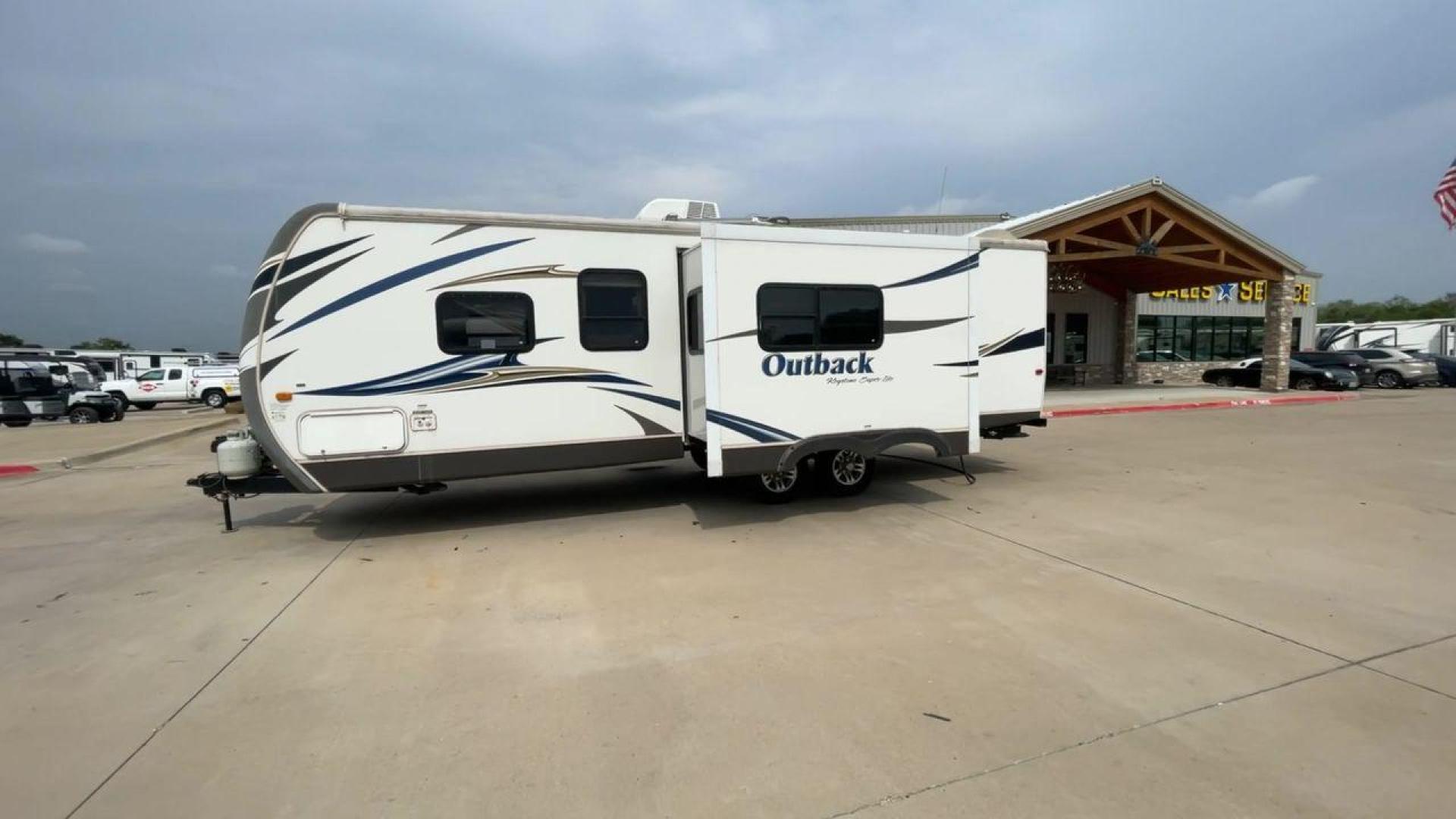 2012 KEYSTONE RV OUTBACK 274RB (4YDT27420CB) , Length: 30.33 ft | Dry Weight: 5,995 lbs. | Gross Weight: 7,800 lbs. | Slides: 1 transmission, located at 4319 N Main St, Cleburne, TX, 76033, (817) 678-5133, 32.385960, -97.391212 - Experience the 2012 Keystone RV Outback 274RB Travel Trailer, the ideal fusion of adventure and comfort. This well-built travel trailer is a great option for any family or couple looking for a roomy and fashionable mobile home. The dimensions of this unit are 30.33 ft in length, 8 ft in width, an - Photo#6