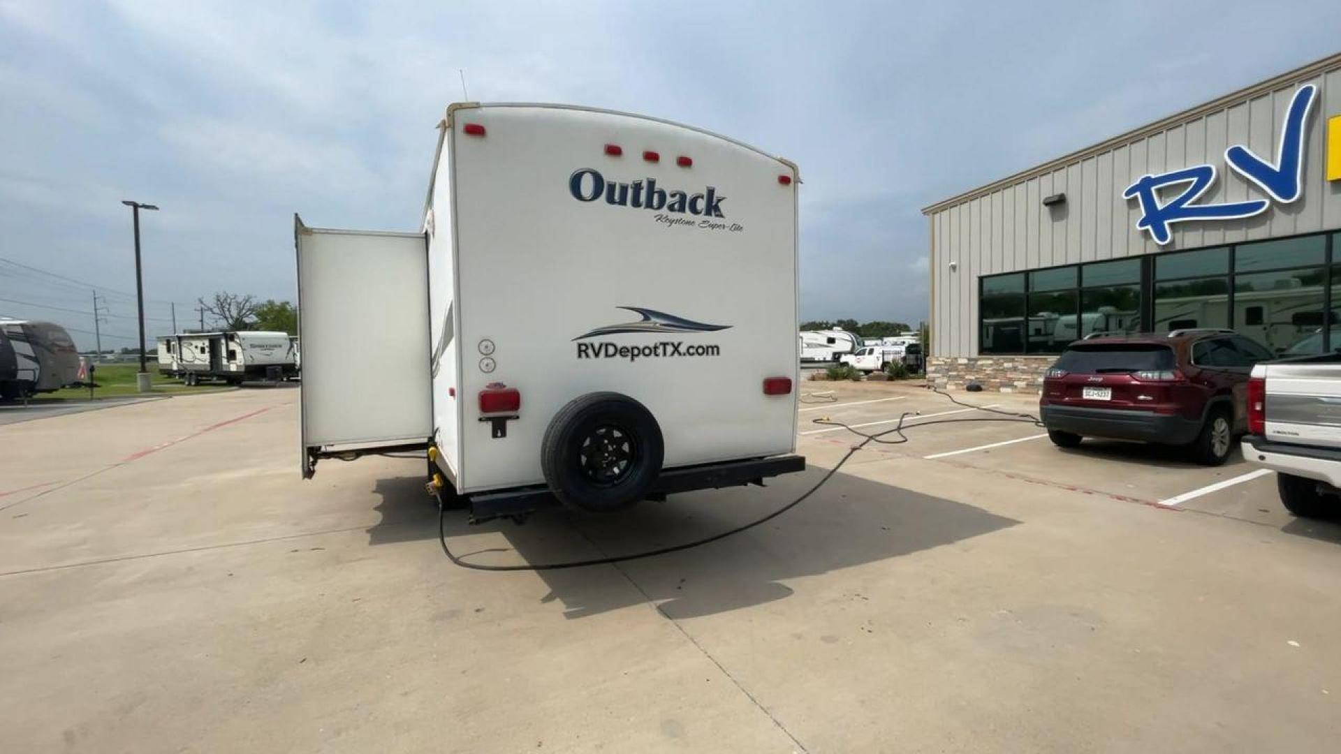 2012 KEYSTONE RV OUTBACK 274RB (4YDT27420CB) , Length: 30.33 ft | Dry Weight: 5,995 lbs. | Gross Weight: 7,800 lbs. | Slides: 1 transmission, located at 4319 N Main St, Cleburne, TX, 76033, (817) 678-5133, 32.385960, -97.391212 - Experience the 2012 Keystone RV Outback 274RB Travel Trailer, the ideal fusion of adventure and comfort. This well-built travel trailer is a great option for any family or couple looking for a roomy and fashionable mobile home. The dimensions of this unit are 30.33 ft in length, 8 ft in width, an - Photo#8