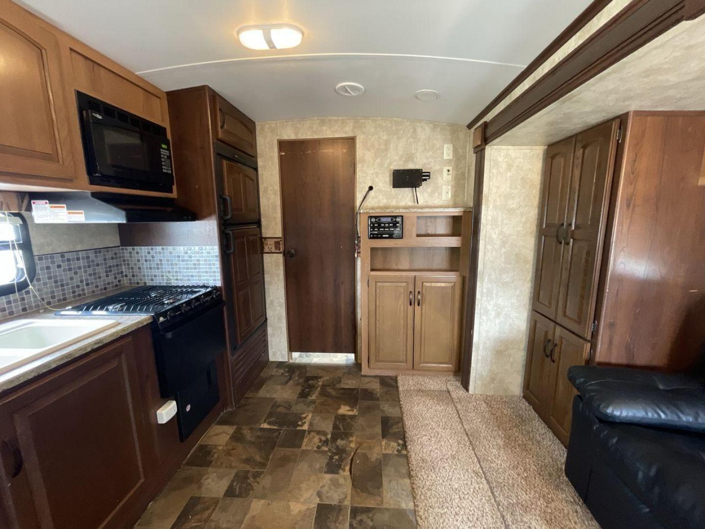 2012 KEYSTONE RV OUTBACK 274RB (4YDT27420CB) , Length: 30.33 ft | Dry Weight: 5,995 lbs. | Gross Weight: 7,800 lbs. | Slides: 1 transmission, located at 4319 N Main St, Cleburne, TX, 76033, (817) 678-5133, 32.385960, -97.391212 - Experience the 2012 Keystone RV Outback 274RB Travel Trailer, the ideal fusion of adventure and comfort. This well-built travel trailer is a great option for any family or couple looking for a roomy and fashionable mobile home. The dimensions of this unit are 30.33 ft in length, 8 ft in width, an - Photo#13