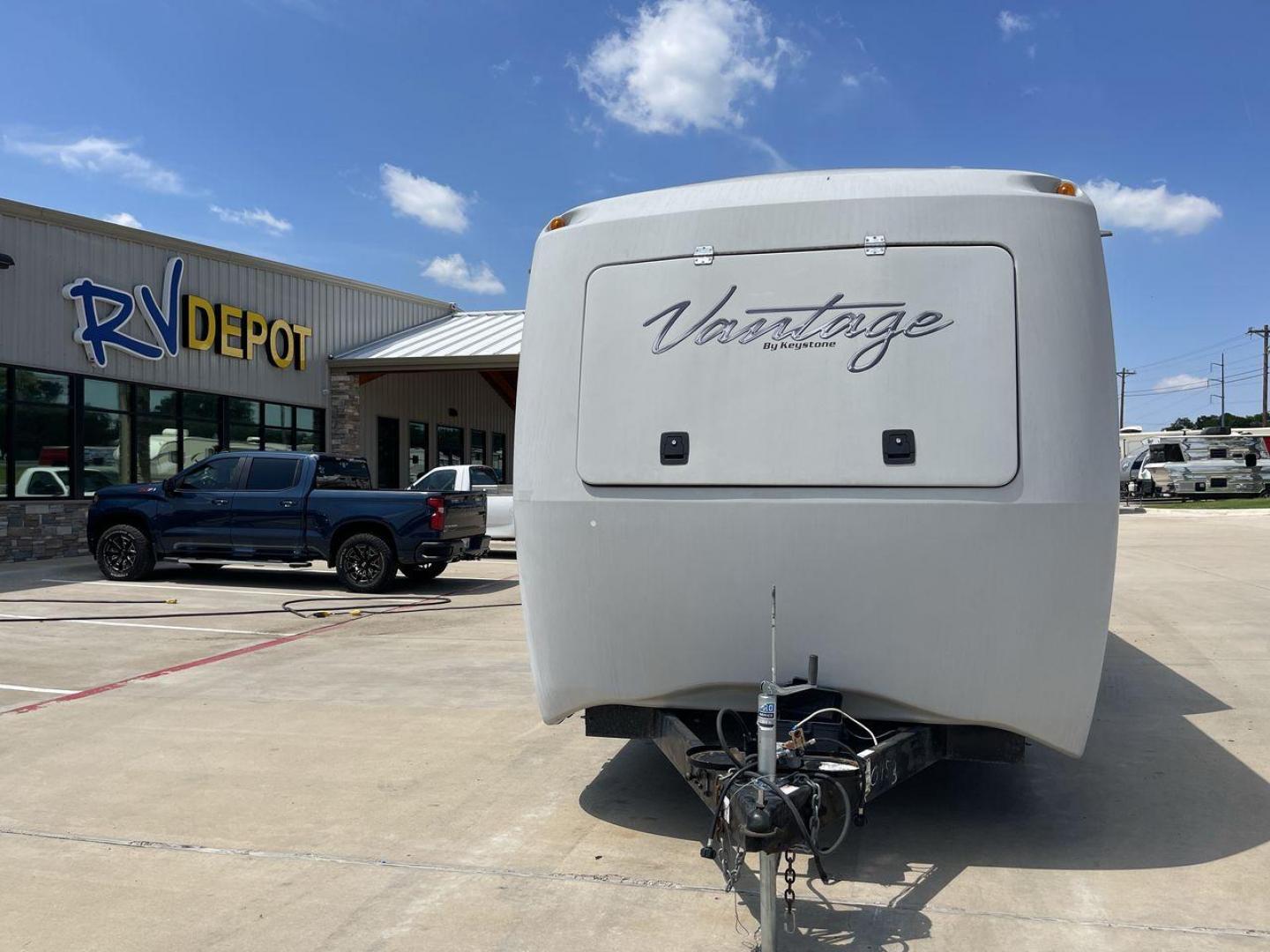 2012 WHITE KEYSTONE VANTAGE 32QBS (4YDT32Q21CK) , Length: 35.58 ft. | Dry Weight: 6,825 lbs. | Gross Weight: 8,200 lbs. | Slides: 1 transmission, located at 4319 N Main St, Cleburne, TX, 76033, (817) 678-5133, 32.385960, -97.391212 - The 2012 Keystone Vantage 32QBS epitomizes Keystone RV's dedication to delivering a luxurious and practical travel experience. Measuring 35 feet in length and 8 feet in width, with a dry weight of 6,825 lbs and a GVWR of 8,200 lbs, it strikes a balance between size and towing efficiency. The constru - Photo#0