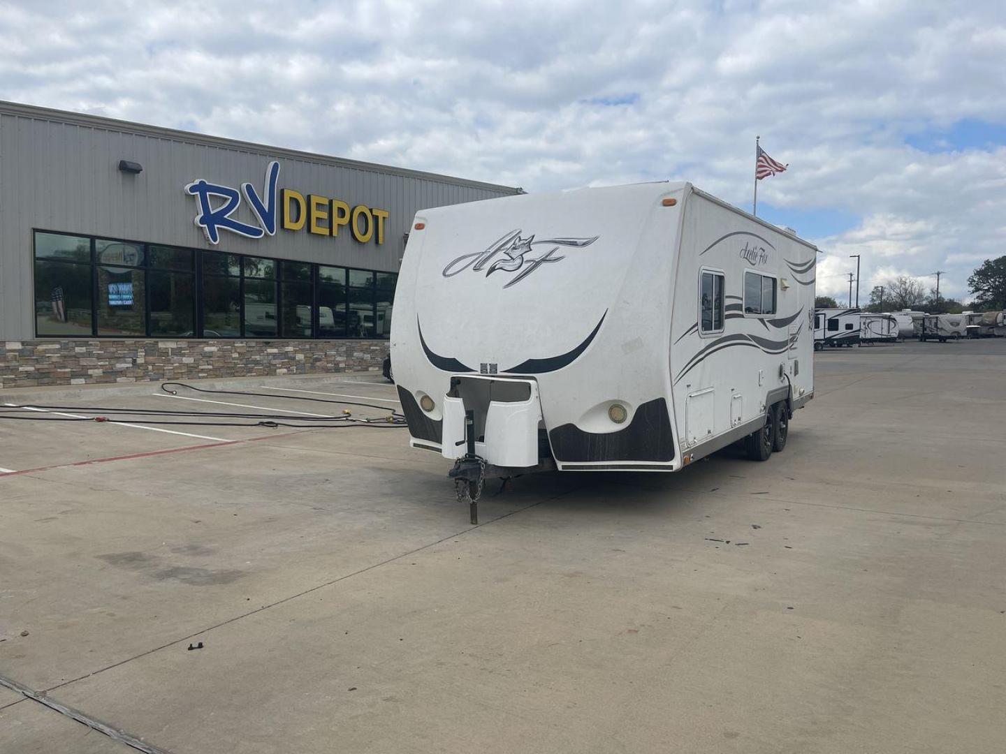 2012 WHITE NORTHWOOD ARCTIC FOX 22H (4N11H2223C0) , Length: 23 ft. | Dry Weight: 4,880 lbs. | Slides: 0 transmission, located at 4319 N Main St, Cleburne, TX, 76033, (817) 678-5133, 32.385960, -97.391212 - Photo#0