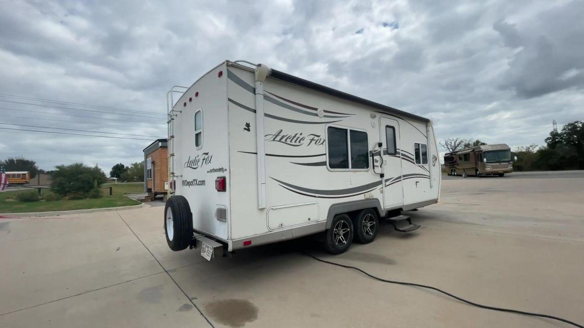 2012 WHITE NORTHWOOD ARCTIC FOX 22H (4N11H2223C0) , Length: 23 ft. | Dry Weight: 4,880 lbs. | Slides: 0 transmission, located at 4319 N Main St, Cleburne, TX, 76033, (817) 678-5133, 32.385960, -97.391212 - Photo#1