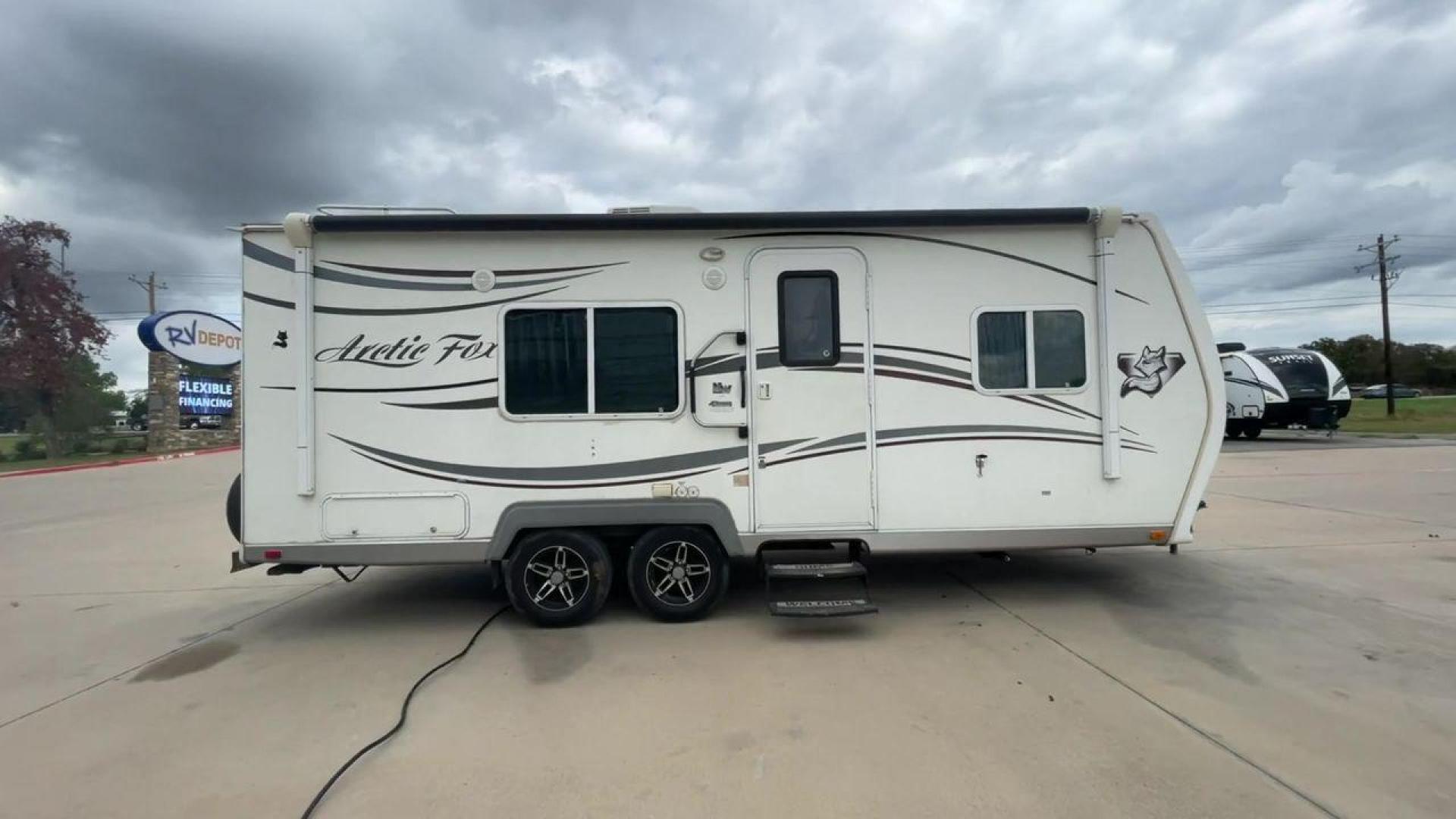 2012 WHITE NORTHWOOD ARCTIC FOX 22H (4N11H2223C0) , Length: 23 ft. | Dry Weight: 4,880 lbs. | Slides: 0 transmission, located at 4319 N Main St, Cleburne, TX, 76033, (817) 678-5133, 32.385960, -97.391212 - Photo#2