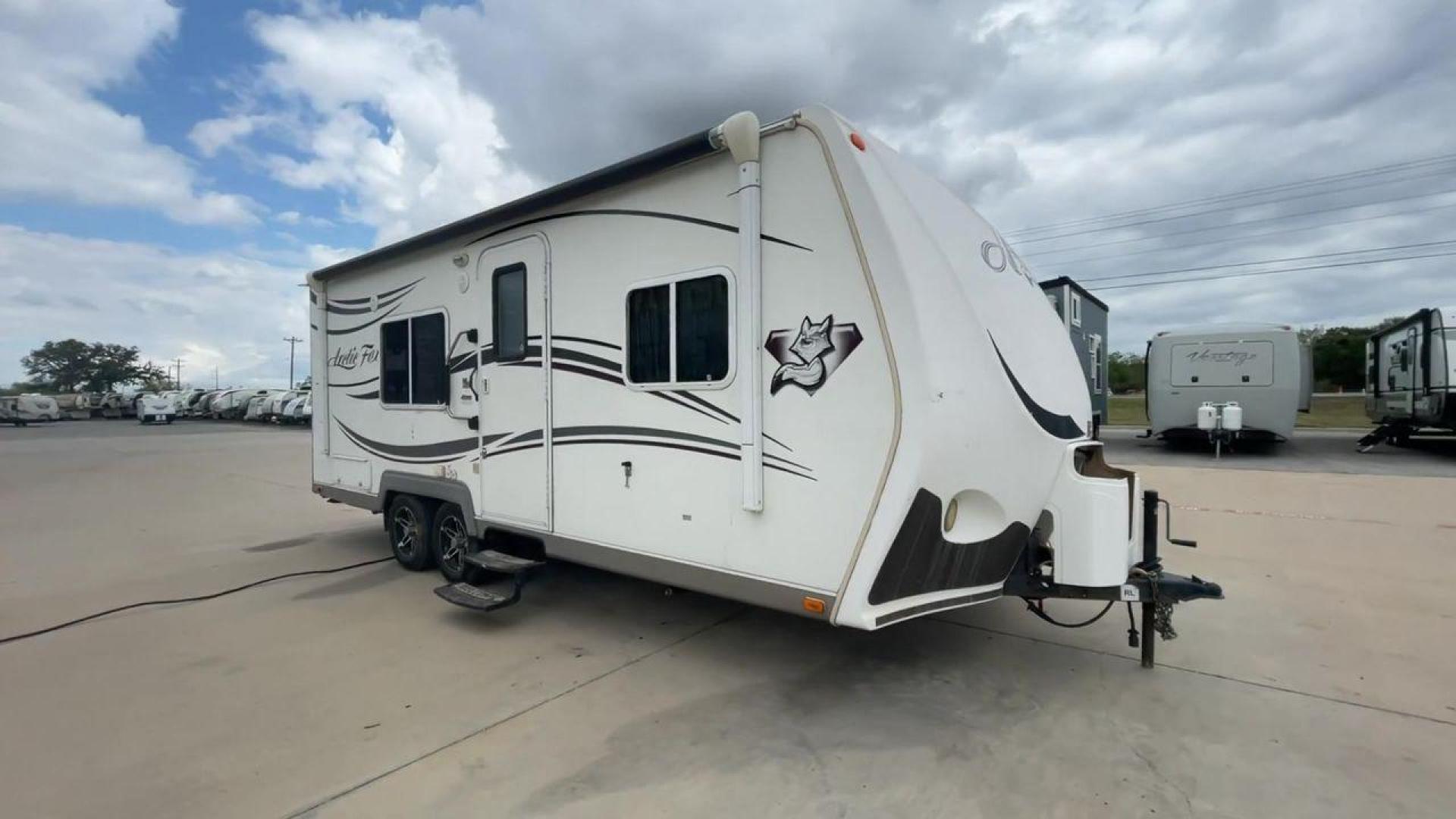 2012 WHITE NORTHWOOD ARCTIC FOX 22H (4N11H2223C0) , Length: 23 ft. | Dry Weight: 4,880 lbs. | Slides: 0 transmission, located at 4319 N Main St, Cleburne, TX, 76033, (817) 678-5133, 32.385960, -97.391212 - Photo#3