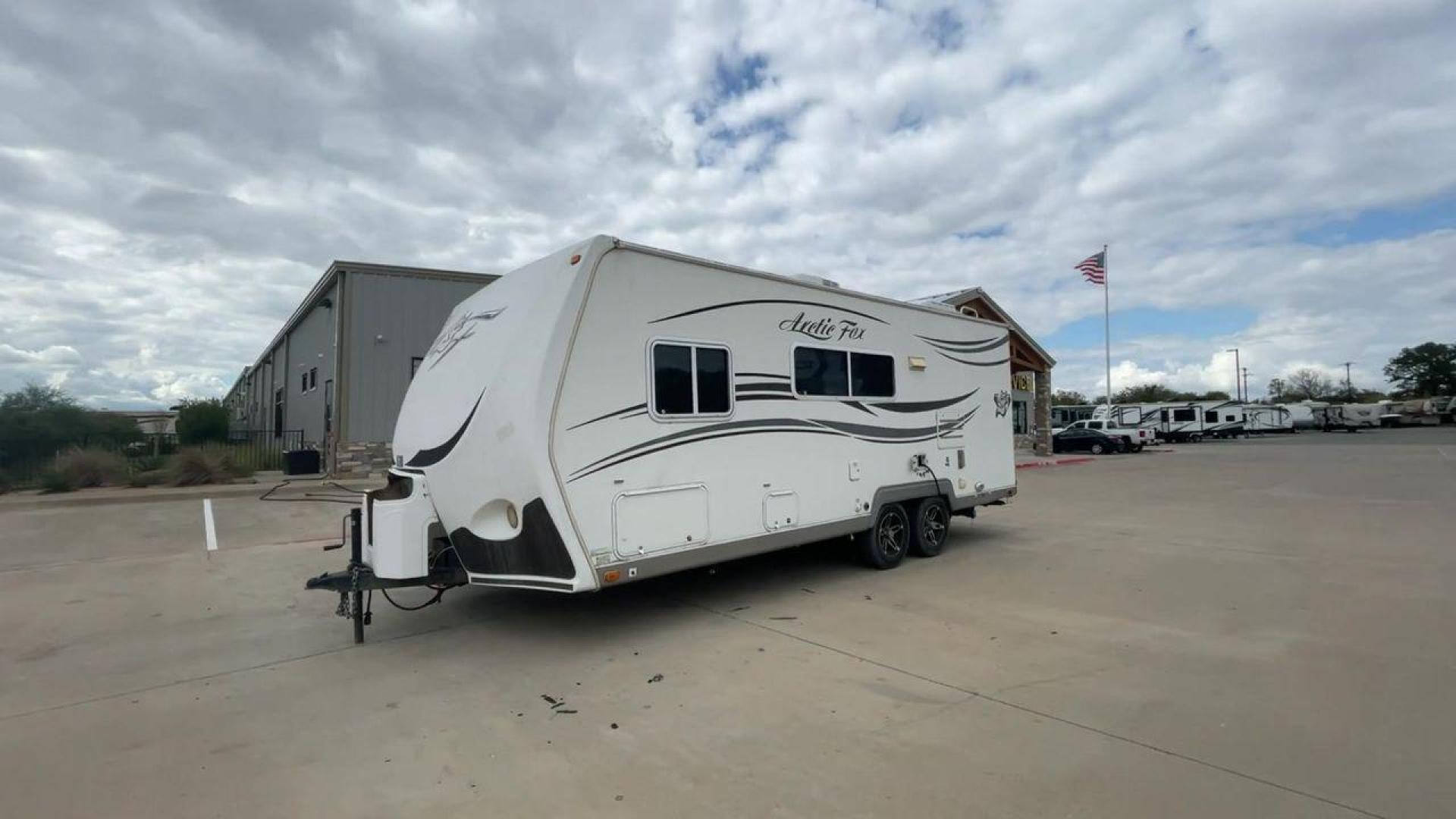 2012 WHITE NORTHWOOD ARCTIC FOX 22H (4N11H2223C0) , Length: 23 ft. | Dry Weight: 4,880 lbs. | Slides: 0 transmission, located at 4319 N Main St, Cleburne, TX, 76033, (817) 678-5133, 32.385960, -97.391212 - Photo#5