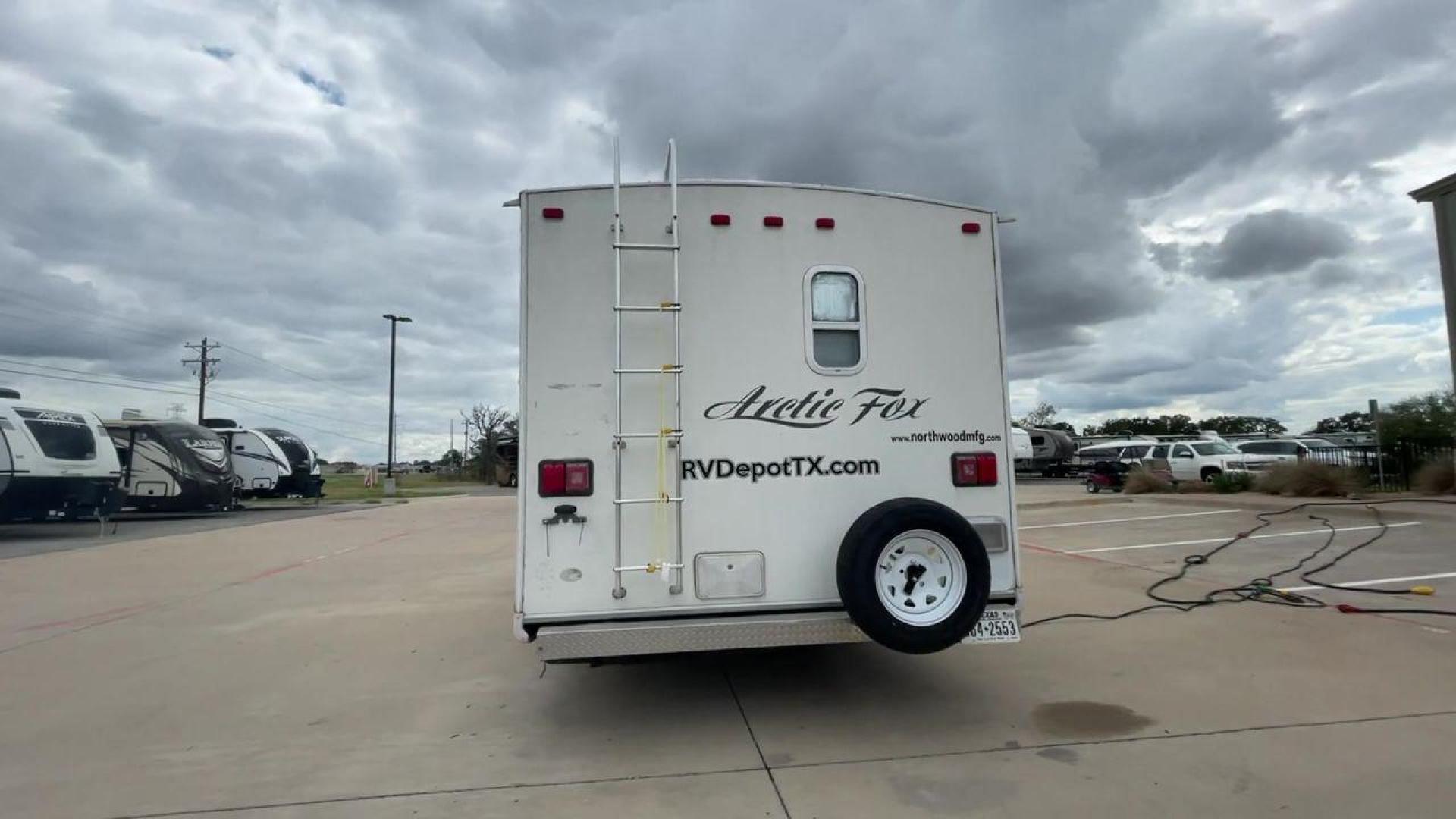 2012 WHITE NORTHWOOD ARCTIC FOX 22H (4N11H2223C0) , Length: 23 ft. | Dry Weight: 4,880 lbs. | Slides: 0 transmission, located at 4319 N Main St, Cleburne, TX, 76033, (817) 678-5133, 32.385960, -97.391212 - Photo#8