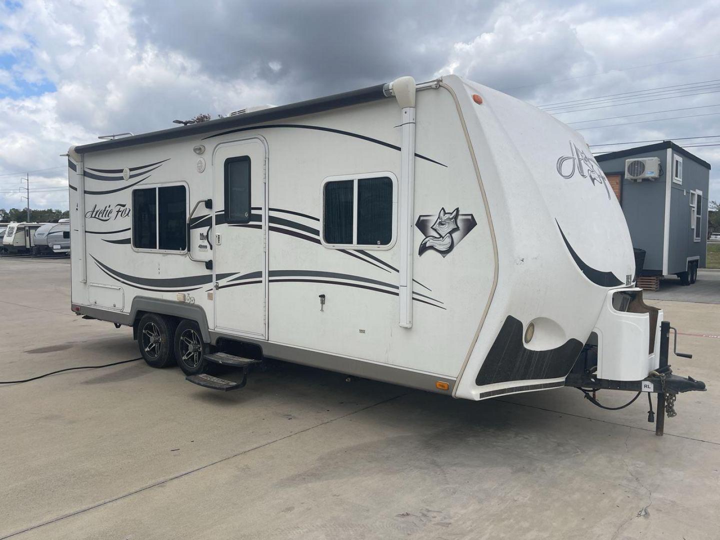 2012 WHITE NORTHWOOD ARCTIC FOX 22H (4N11H2223C0) , Length: 23 ft. | Dry Weight: 4,880 lbs. | Slides: 0 transmission, located at 4319 N Main St, Cleburne, TX, 76033, (817) 678-5133, 32.385960, -97.391212 - Photo#21