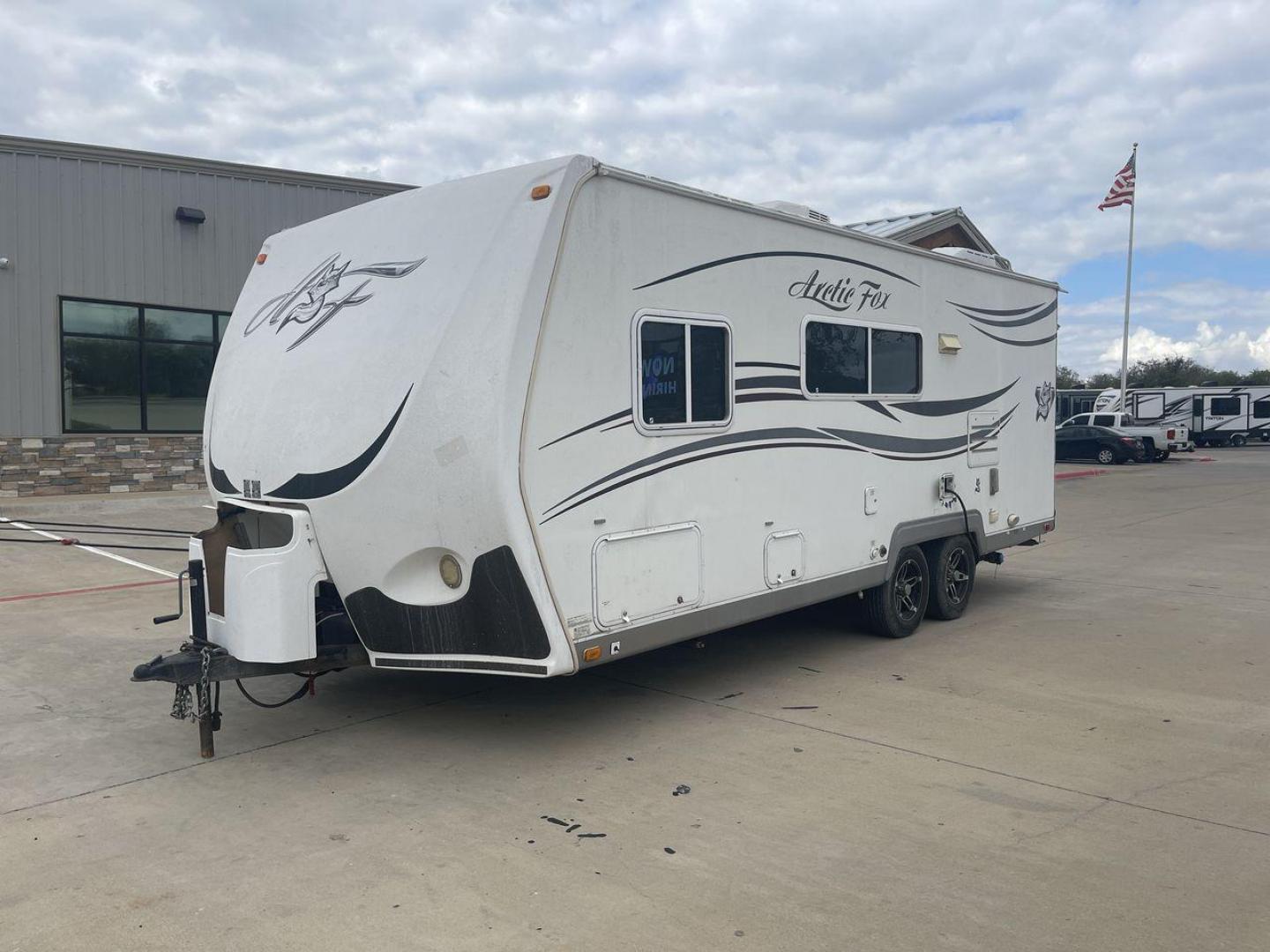 2012 WHITE NORTHWOOD ARCTIC FOX 22H (4N11H2223C0) , Length: 23 ft. | Dry Weight: 4,880 lbs. | Slides: 0 transmission, located at 4319 N Main St, Cleburne, TX, 76033, (817) 678-5133, 32.385960, -97.391212 - Photo#22