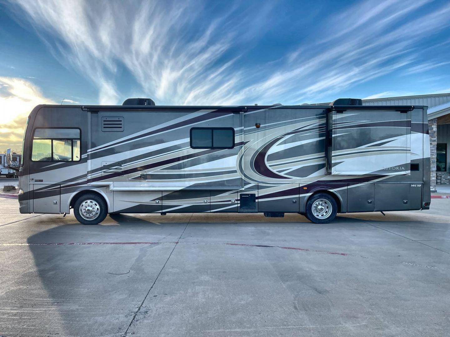 2012 THOR ASTORIA 40BQ (4UZAB2DT7BC) , Length: 39.83 ft. | Gross Weight: 32,400 lbs. | Slides: 4 transmission, located at 4319 N Main St, Cleburne, TX, 76033, (817) 678-5133, 32.385960, -97.391212 - The 2012 Thor Astoria 40BQ is a luxurious diesel pusher Class A motorhome designed for those who crave comfort and convenience on their travels. With its elegant styling, advanced features, and spacious layout, this motorhome provides a home-like experience no matter where your adventures take you. - Photo#23