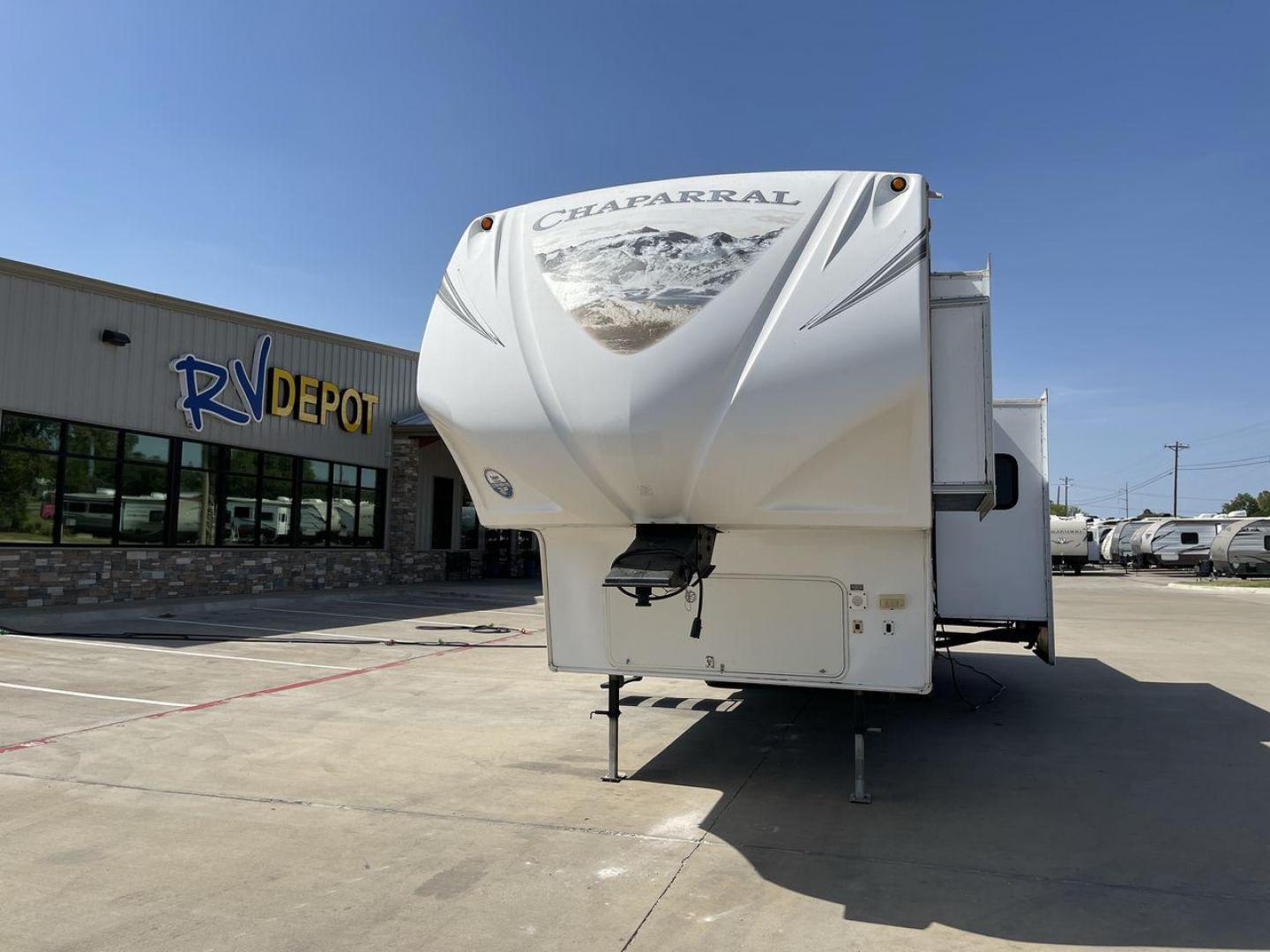 2013 WHITE CHAPARRAL 279BHS - (5ZT3CLPB1DA) , Length: 35.83 ft. | Dry Weight: 8,216 lbs. | Slides: 2 transmission, located at 4319 N Main St, Cleburne, TX, 76033, (817) 678-5133, 32.385960, -97.391212 - Photo#0