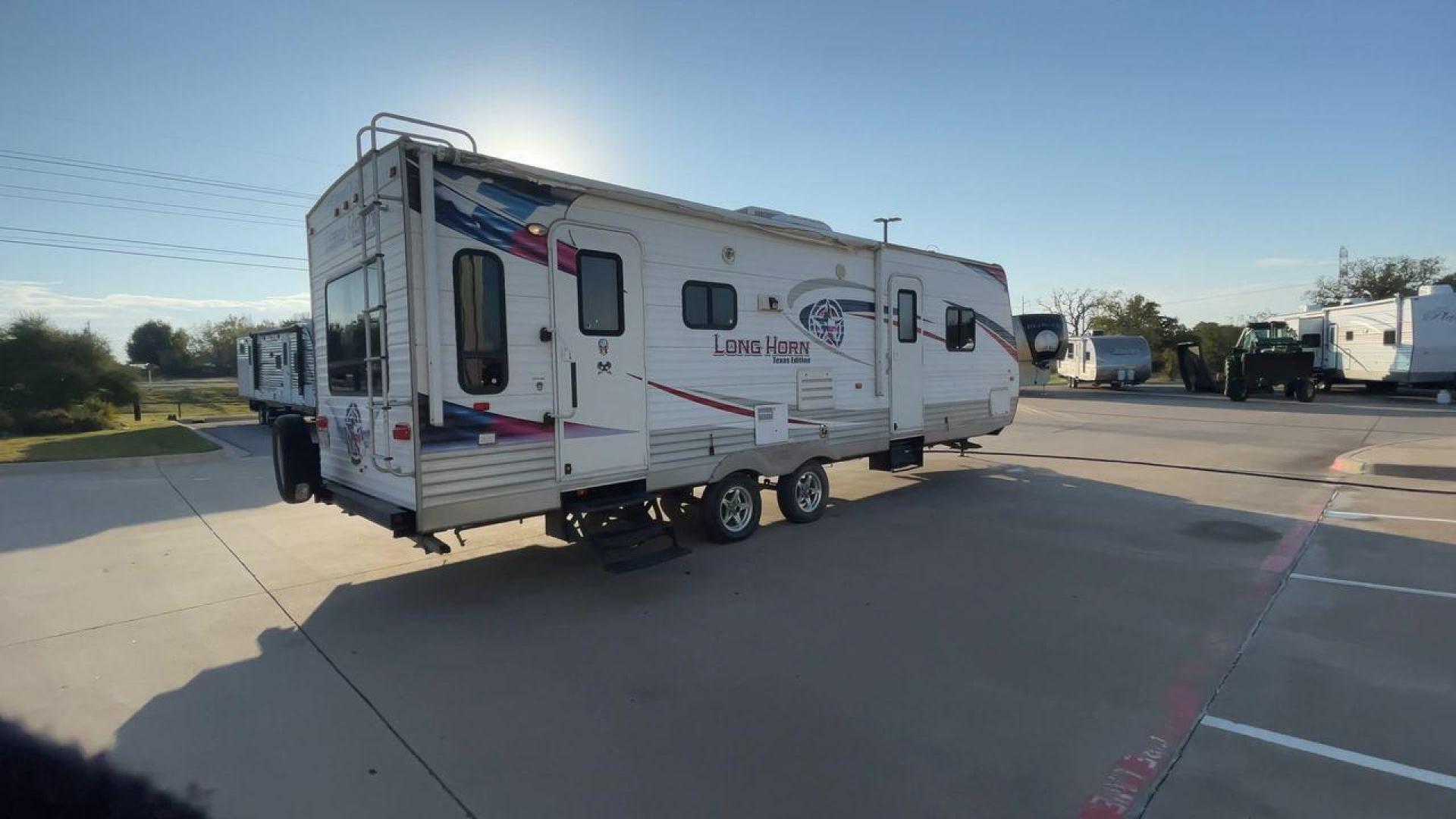 2013 WHITE CROSSROADS RV LONGHORN 27RL (4V0TC272XDA) , Length: 31.83 ft. | Dry Weight: 6,520 lbs. | Gross Weight: 7,850 lbs. | Slides: 1 transmission, located at 4319 N Main St, Cleburne, TX, 76033, (817) 678-5133, 32.385960, -97.391212 - Photo#1