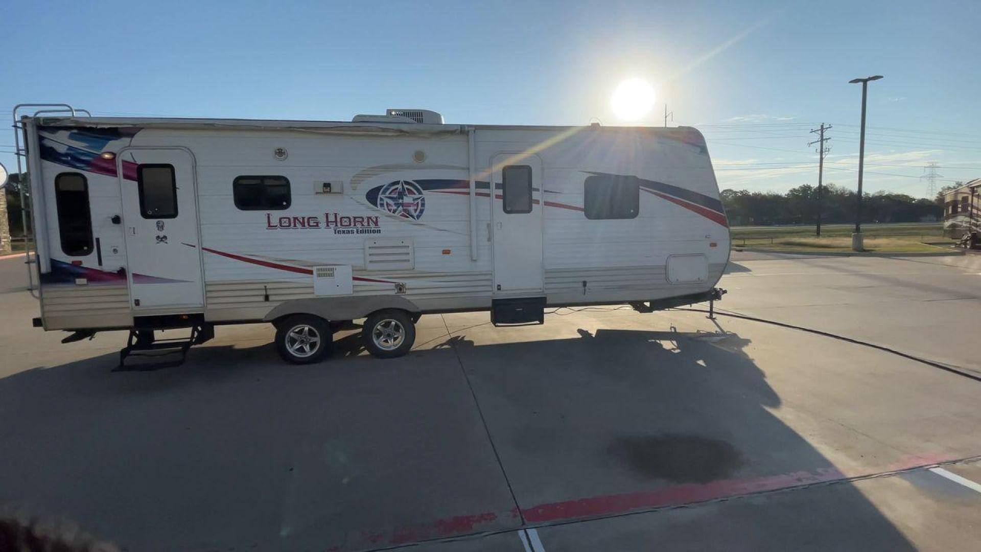 2013 WHITE CROSSROADS RV LONGHORN 27RL (4V0TC272XDA) , Length: 31.83 ft. | Dry Weight: 6,520 lbs. | Gross Weight: 7,850 lbs. | Slides: 1 transmission, located at 4319 N Main St, Cleburne, TX, 76033, (817) 678-5133, 32.385960, -97.391212 - Photo#2