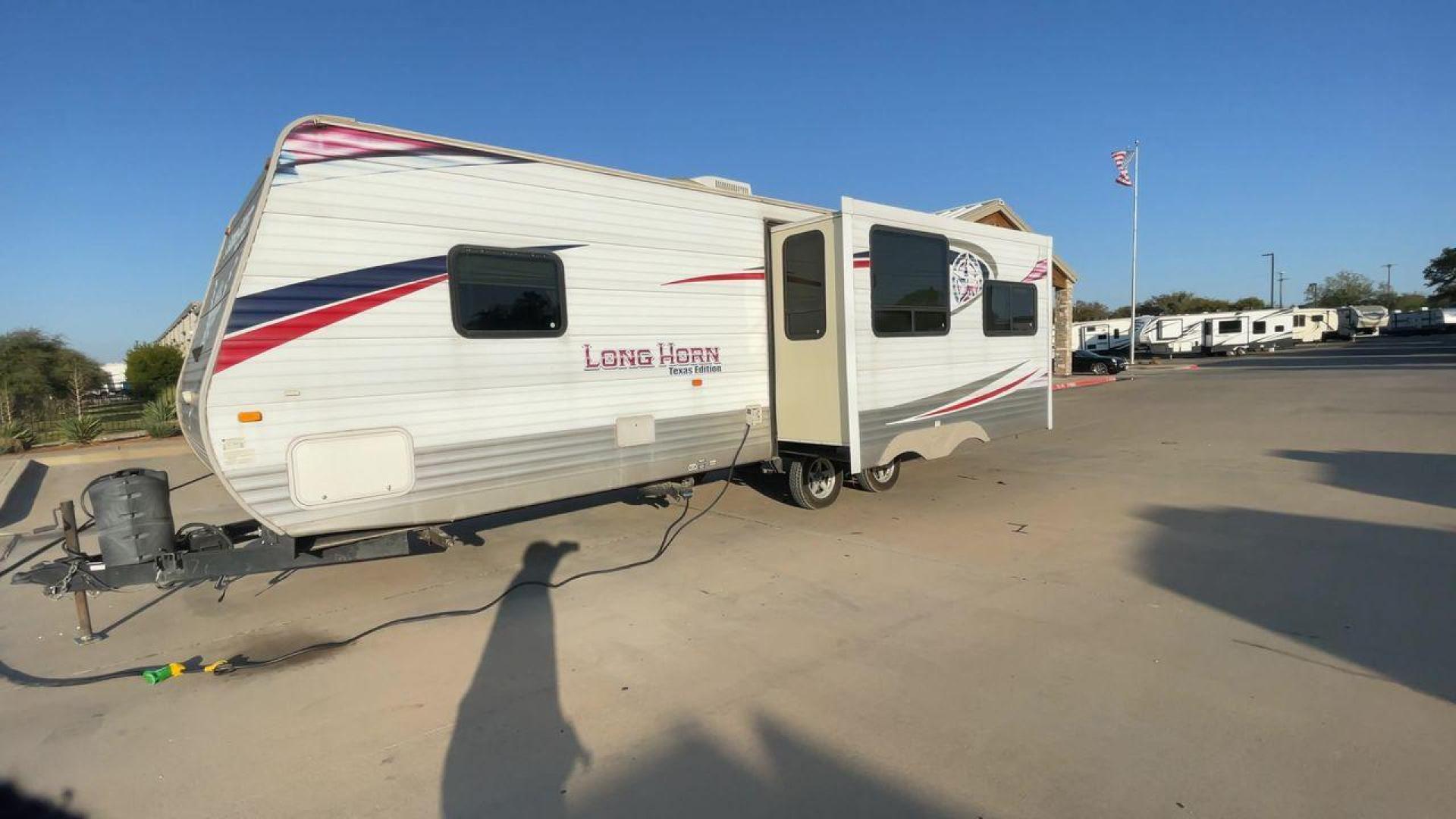 2013 WHITE CROSSROADS RV LONGHORN 27RL (4V0TC272XDA) , Length: 31.83 ft. | Dry Weight: 6,520 lbs. | Gross Weight: 7,850 lbs. | Slides: 1 transmission, located at 4319 N Main St, Cleburne, TX, 76033, (817) 678-5133, 32.385960, -97.391212 - Photo#5