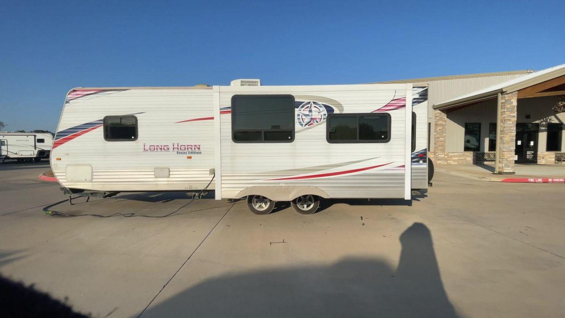 2013 WHITE CROSSROADS RV LONGHORN 27RL (4V0TC272XDA) , Length: 31.83 ft. | Dry Weight: 6,520 lbs. | Gross Weight: 7,850 lbs. | Slides: 1 transmission, located at 4319 N Main St, Cleburne, TX, 76033, (817) 678-5133, 32.385960, -97.391212 - Photo#6