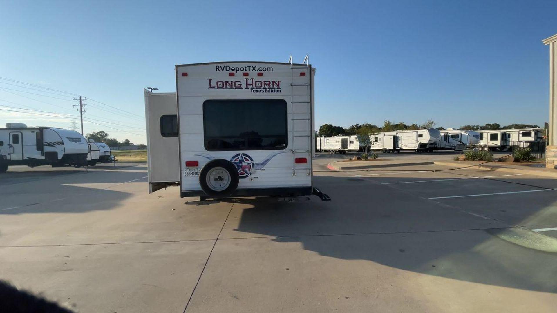 2013 WHITE CROSSROADS RV LONGHORN 27RL (4V0TC272XDA) , Length: 31.83 ft. | Dry Weight: 6,520 lbs. | Gross Weight: 7,850 lbs. | Slides: 1 transmission, located at 4319 N Main St, Cleburne, TX, 76033, (817) 678-5133, 32.385960, -97.391212 - Photo#8