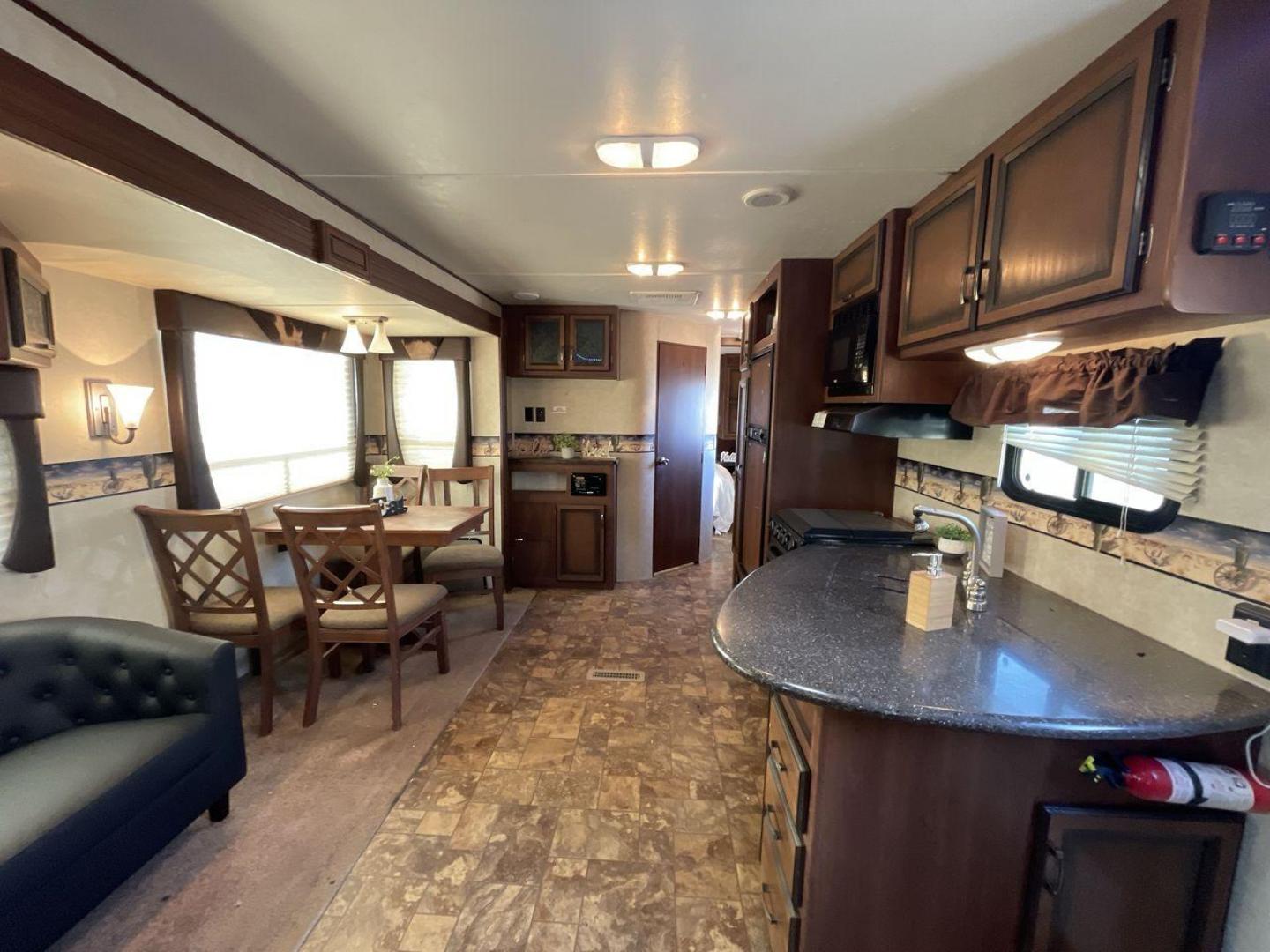 2013 WHITE CROSSROADS RV LONGHORN 27RL (4V0TC272XDA) , Length: 31.83 ft. | Dry Weight: 6,520 lbs. | Gross Weight: 7,850 lbs. | Slides: 1 transmission, located at 4319 N Main St, Cleburne, TX, 76033, (817) 678-5133, 32.385960, -97.391212 - Photo#12