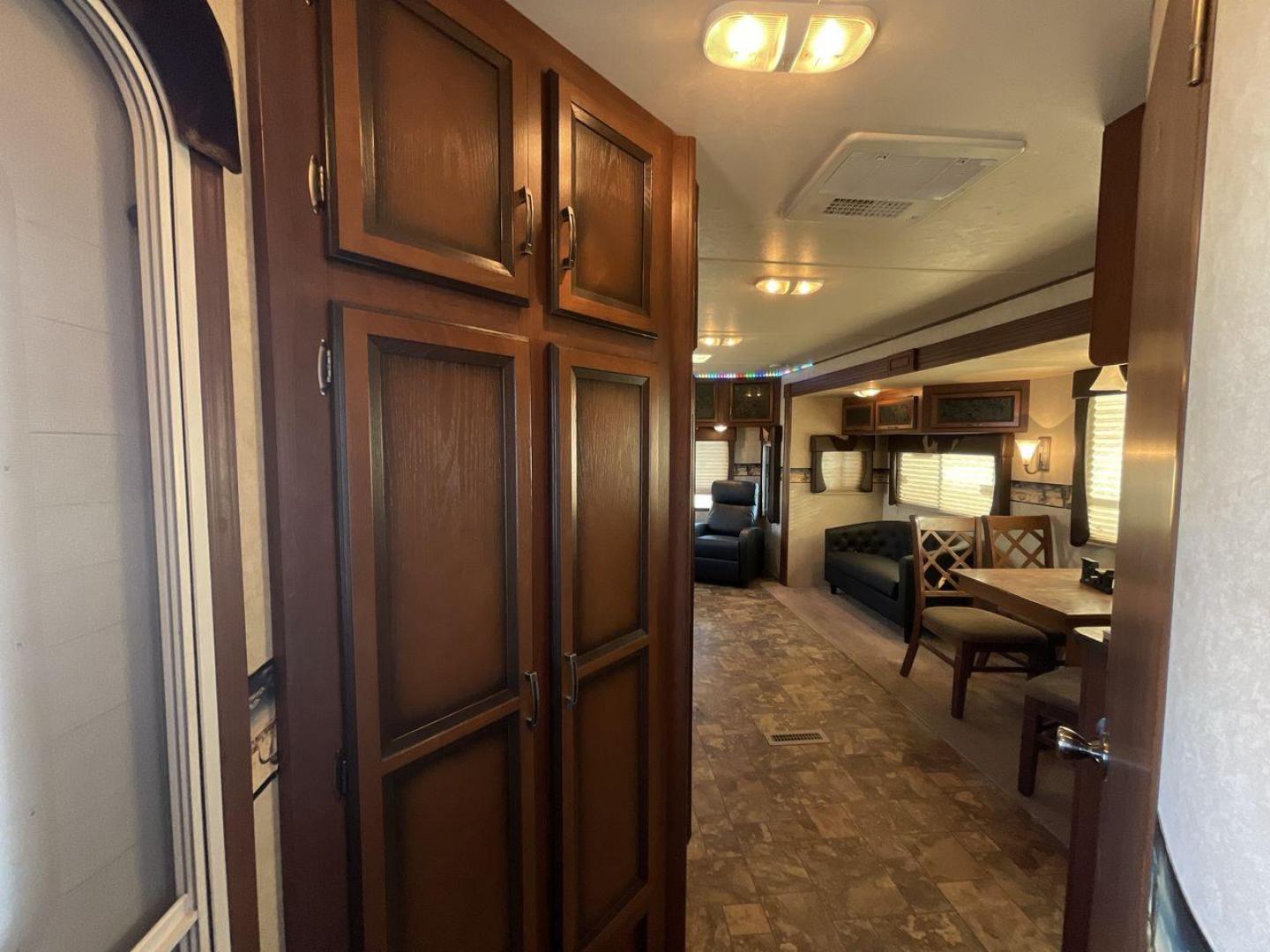 2013 WHITE CROSSROADS RV LONGHORN 27RL (4V0TC272XDA) , Length: 31.83 ft. | Dry Weight: 6,520 lbs. | Gross Weight: 7,850 lbs. | Slides: 1 transmission, located at 4319 N Main St, Cleburne, TX, 76033, (817) 678-5133, 32.385960, -97.391212 - Photo#13