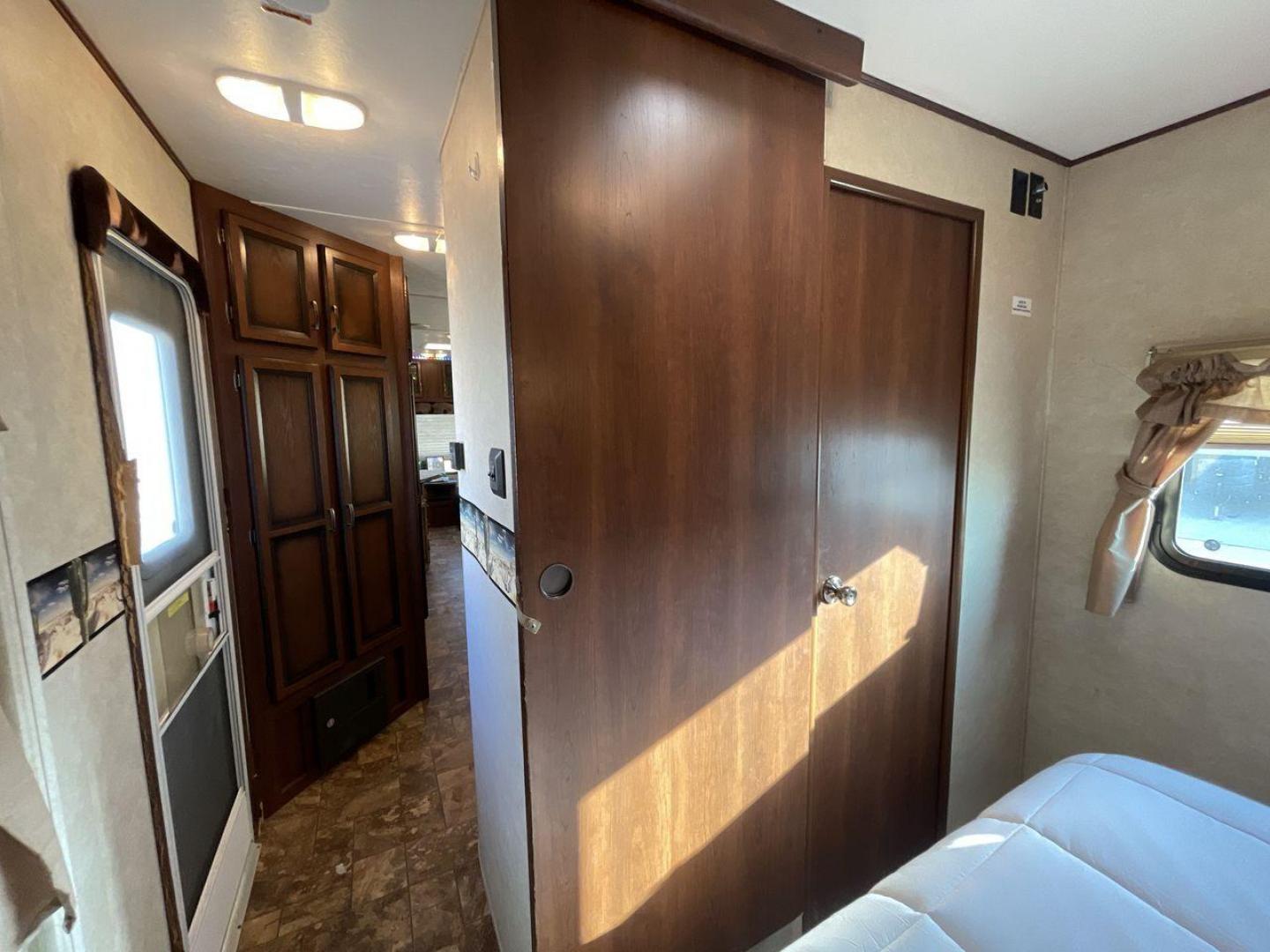 2013 WHITE CROSSROADS RV LONGHORN 27RL (4V0TC272XDA) , Length: 31.83 ft. | Dry Weight: 6,520 lbs. | Gross Weight: 7,850 lbs. | Slides: 1 transmission, located at 4319 N Main St, Cleburne, TX, 76033, (817) 678-5133, 32.385960, -97.391212 - Photo#18