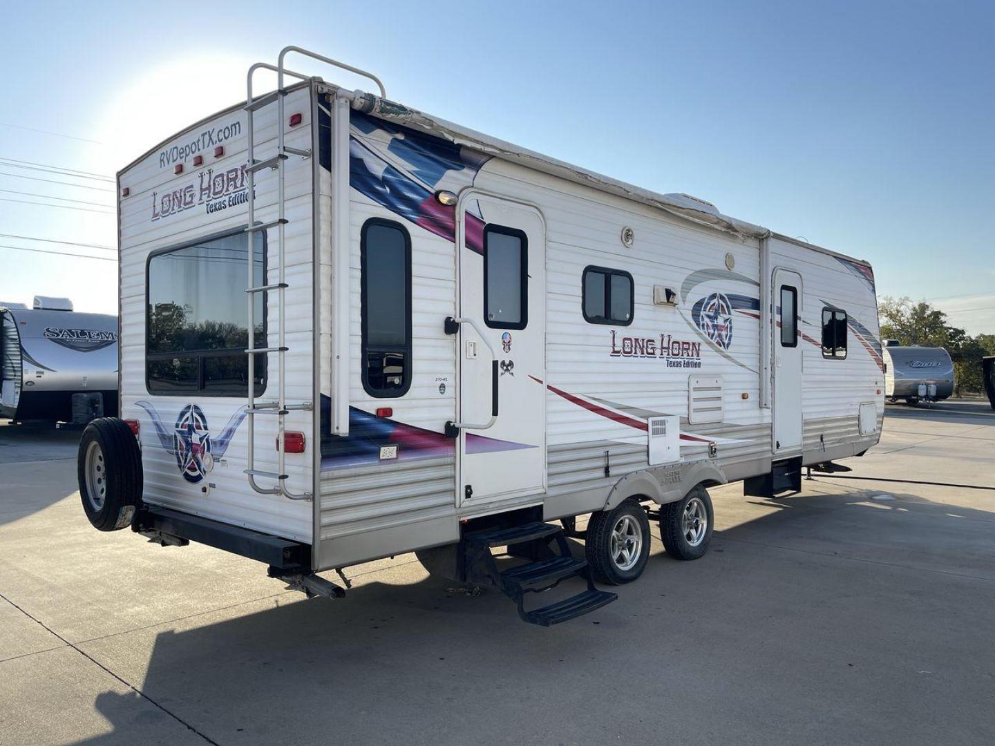 2013 WHITE CROSSROADS RV LONGHORN 27RL (4V0TC272XDA) , Length: 31.83 ft. | Dry Weight: 6,520 lbs. | Gross Weight: 7,850 lbs. | Slides: 1 transmission, located at 4319 N Main St, Cleburne, TX, 76033, (817) 678-5133, 32.385960, -97.391212 - Photo#25